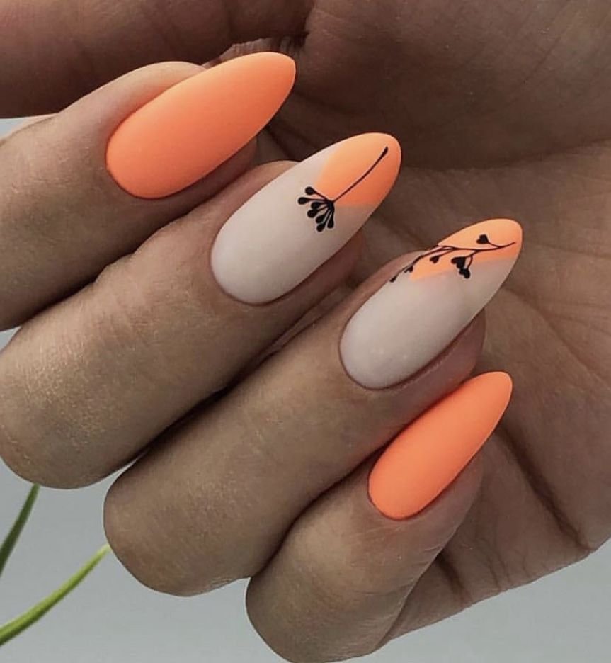Ярко оранжевый цвет ногтей