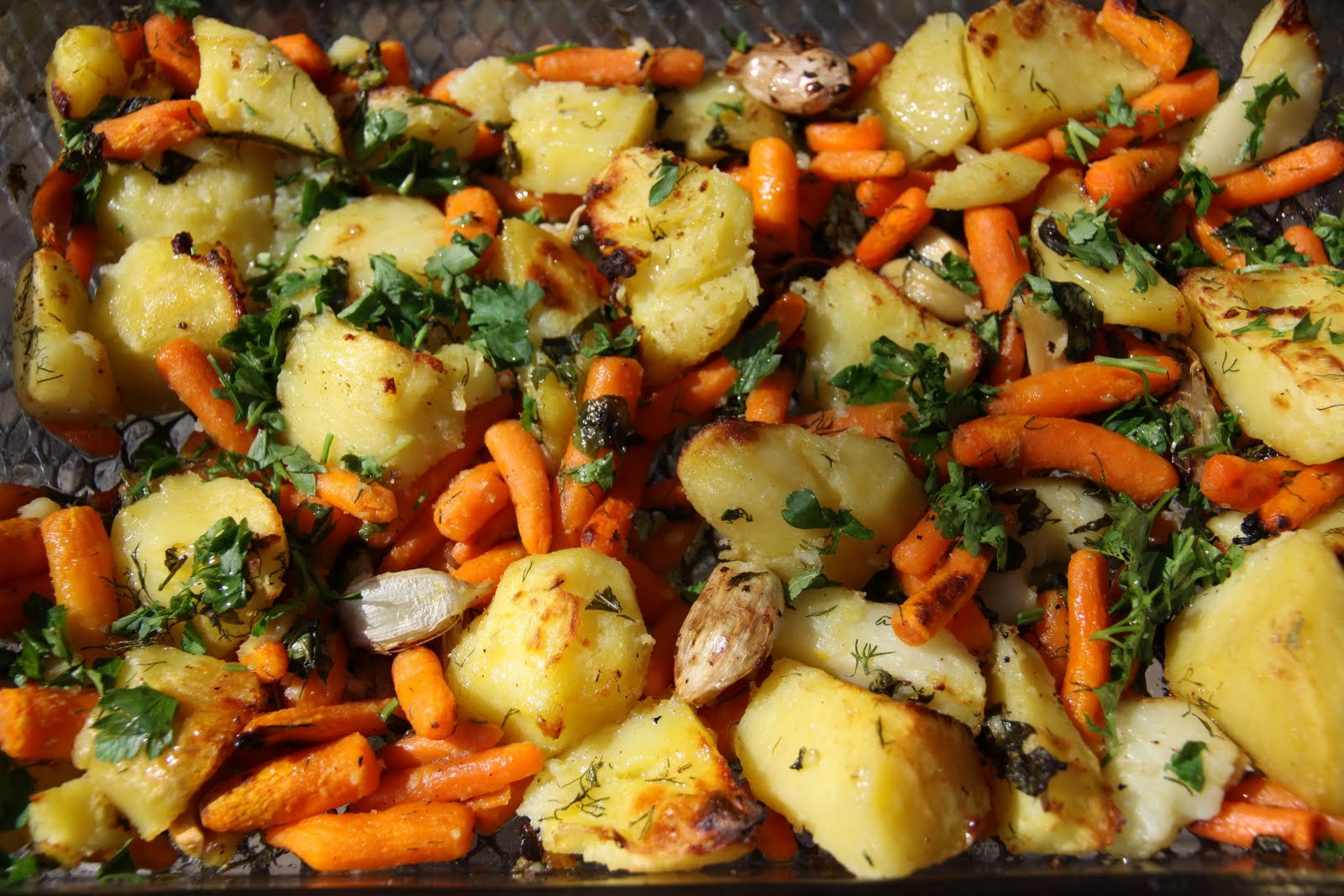Мясо морковь картошка рецепт. Запеченная картошка с овощами. Картофель с овощами в духовке. Запеченная картошка с овощами в духовке. Овощной гарнир.