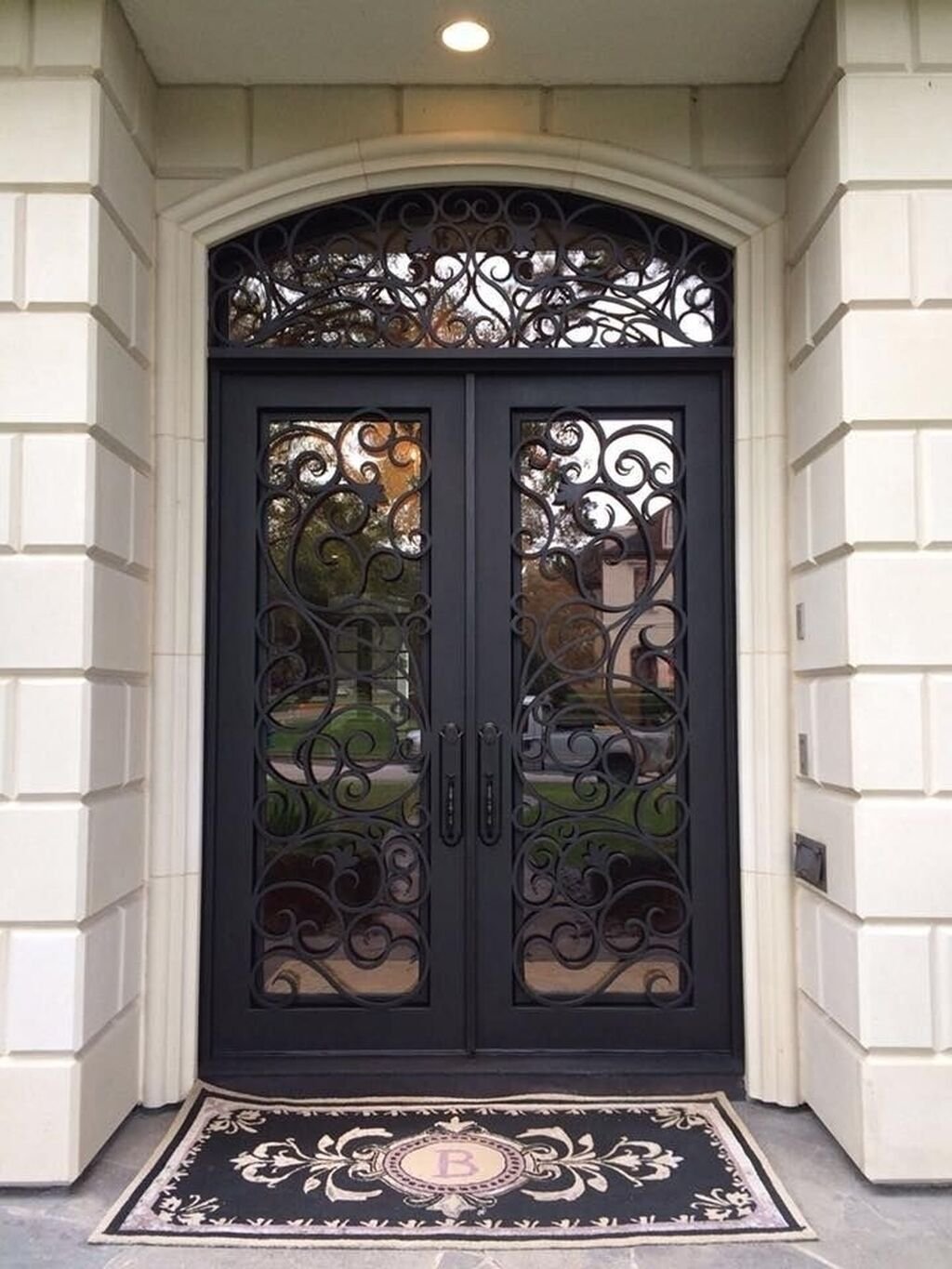 Входная дверь в дом со стеклом ковка. Дверь со стеклом входная. Железные кованые двери. Кованые двери входные.