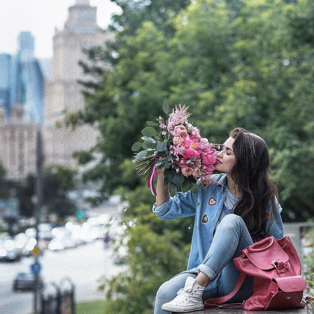 Где в москве дарят цветы. Девушка с цветами. Фотосессия с букетом цветов на улице. Букет "девушке". Красивая фотосессия с цветами в городе.