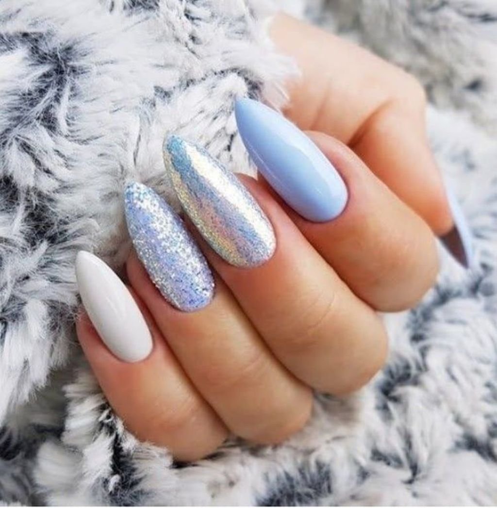 Миндаль зимой. Зимние ногти. Зимний маникюр. Зимний дизайн ногтей. Бело-голубой маникюр зимний.