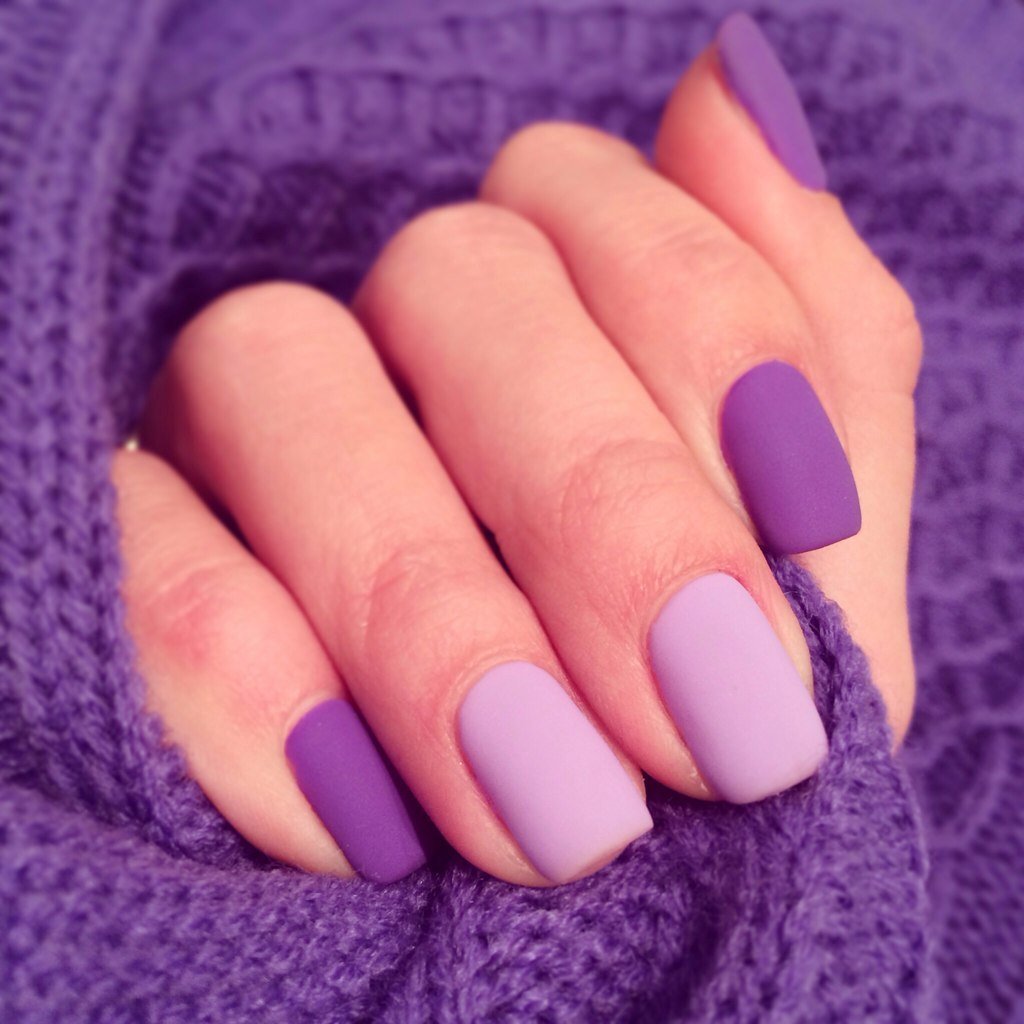 Дизайн матовых ногтей 2024. Матовый маникюр. Однотонный маникюр. Фиолетовые ногти. Ногти в один тон.