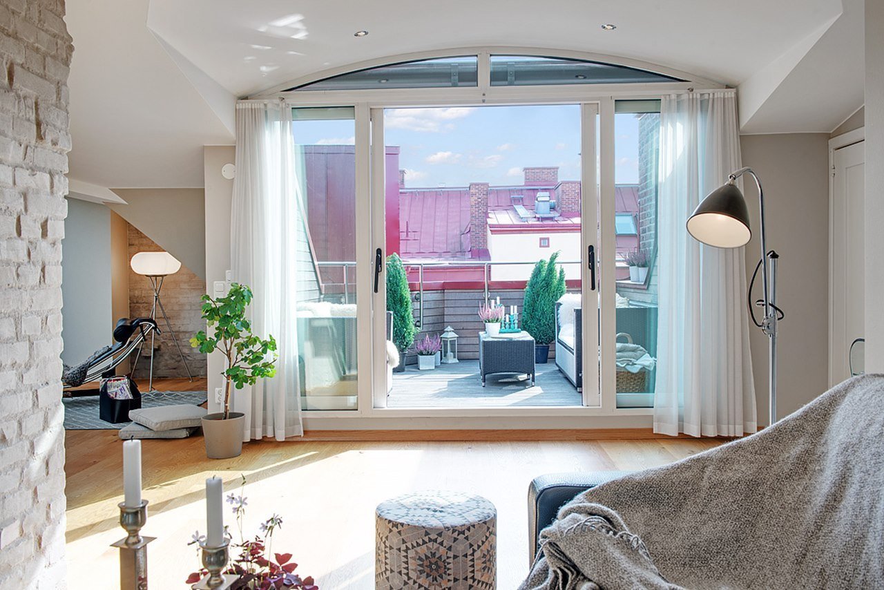 Как сделать красивое фото квартиры. Гостиная с панорамными окнами в частном доме. Панорамное остекление в квартире.