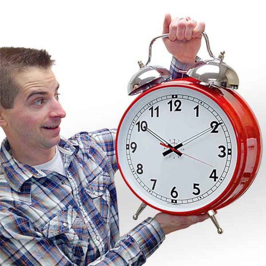 Я посмотрел на часы было уже. Большой будильник. Гигантский будильник. Смешные часы. Прикольные часы будильник.