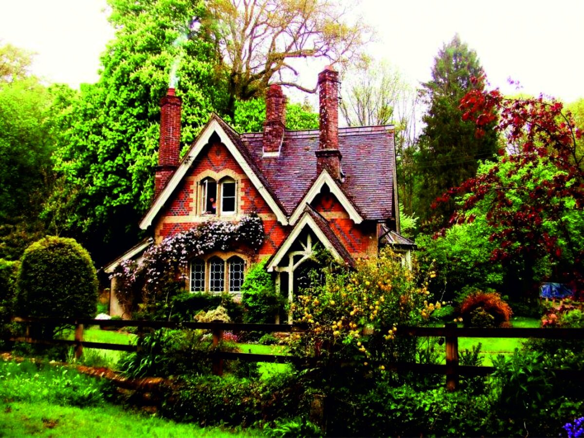 Английский дом картинки. Старинный особняк заросший сад Фэйри. Тюдоров особняк сад. Домик садовника Эдинбург. Сказочные домики Джим Митчелл.