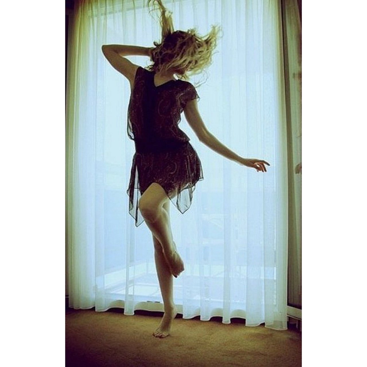 Молодая женщина танцует. Танцующая девушка. Девушка танцует в платье. Блондинка танцует. Девушка блондинка танцует.