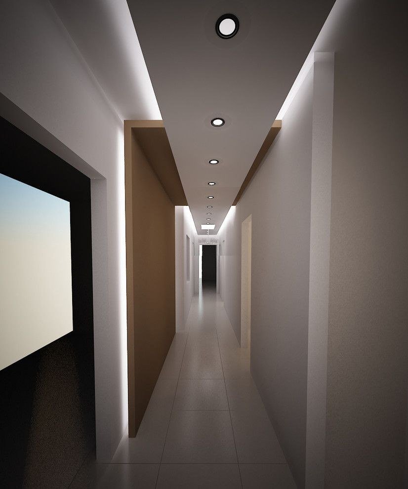 Белый яркий свет в коридоре