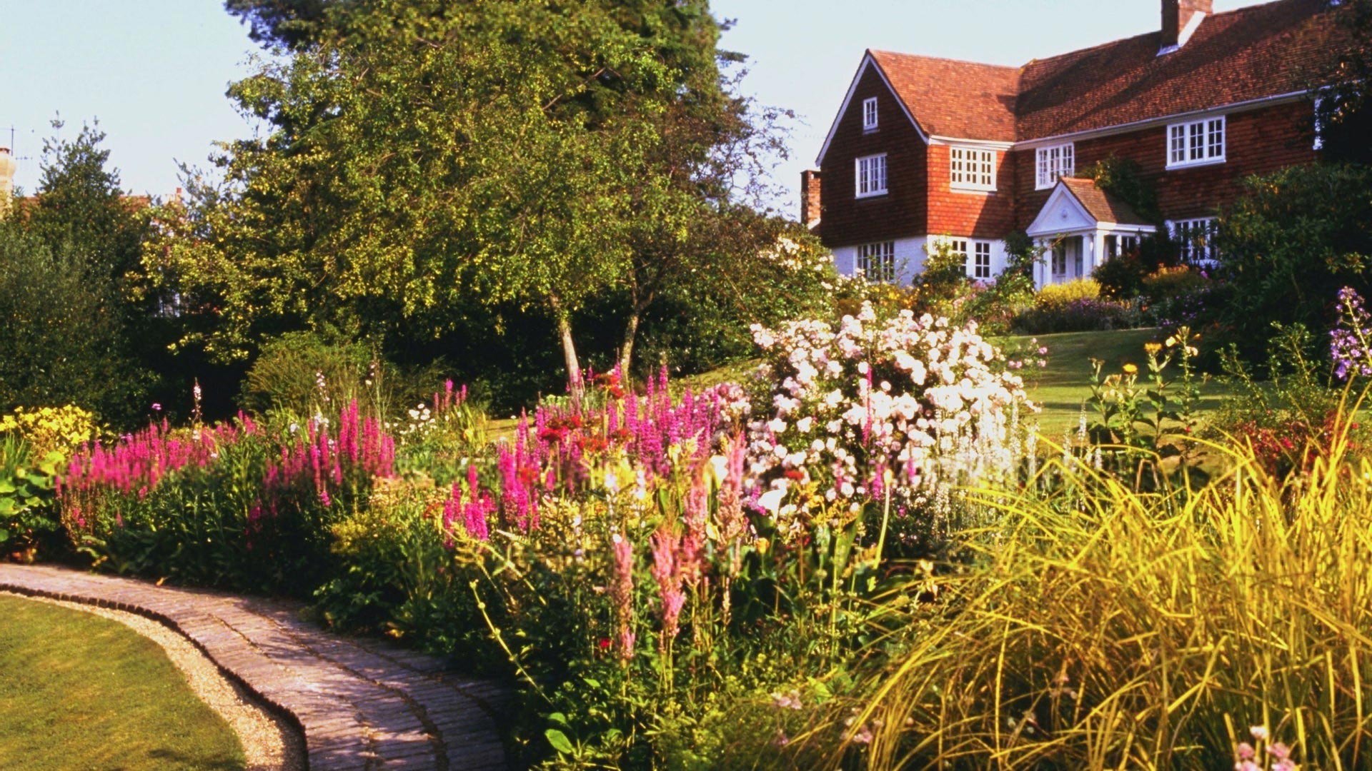 Лето дома ком. Красивый сад в деревне. Красивая дача. Красивый домик с садом. Цветы в деревне.