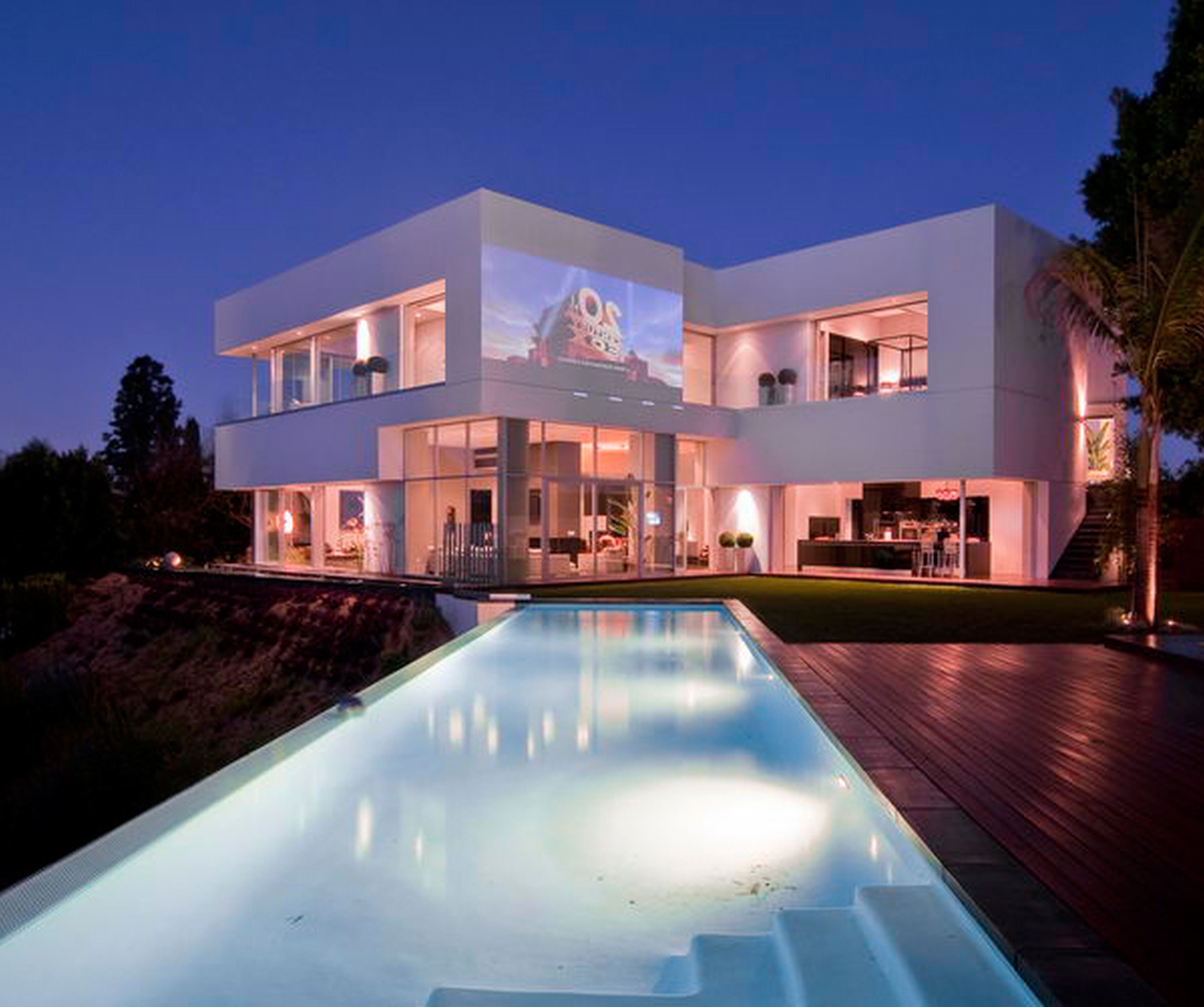 Есть на земле огромный дом. Вилла в Лос Анджелесе Беверли Хиллс. Modern Mansion Лос Анджелес. Особняк Рианны. Дом Рианны в Лос Анджелесе.