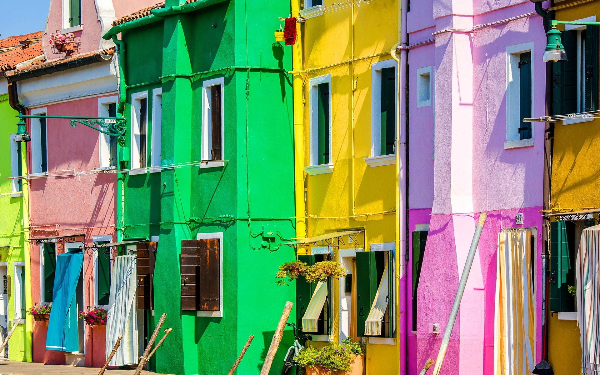 Colorful houses. Разноцветные домики. Разноцветный дом. Италия разноцветные домики. Цветной красивый дом.