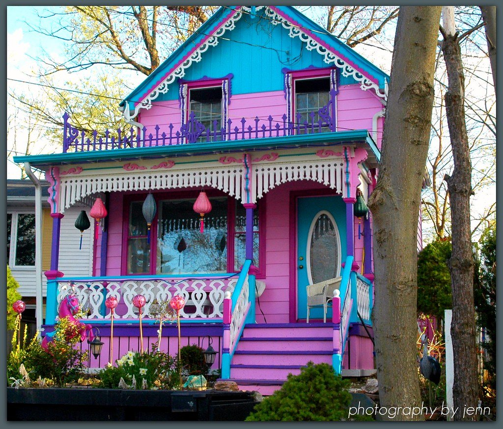 Дом с цветами розовый. Розовый домик. Разноцветный дачный домик. Разноцветные домики. Яркий фасад дачного домика.