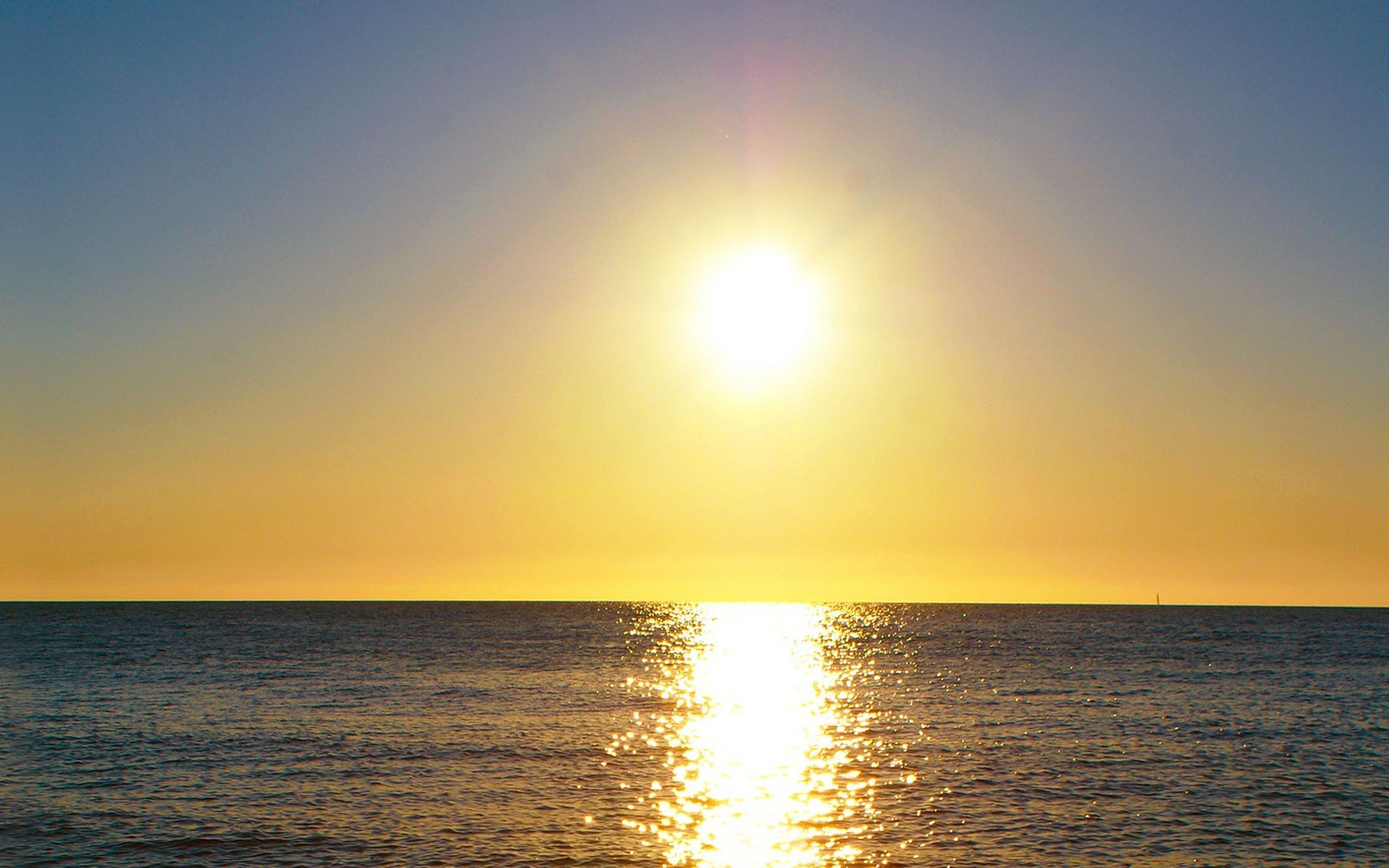 Пикник здесь под желтым солнцем ламп. Солнечный свет над морем. Закат над морем. Море солнце. Рассвет солнца.