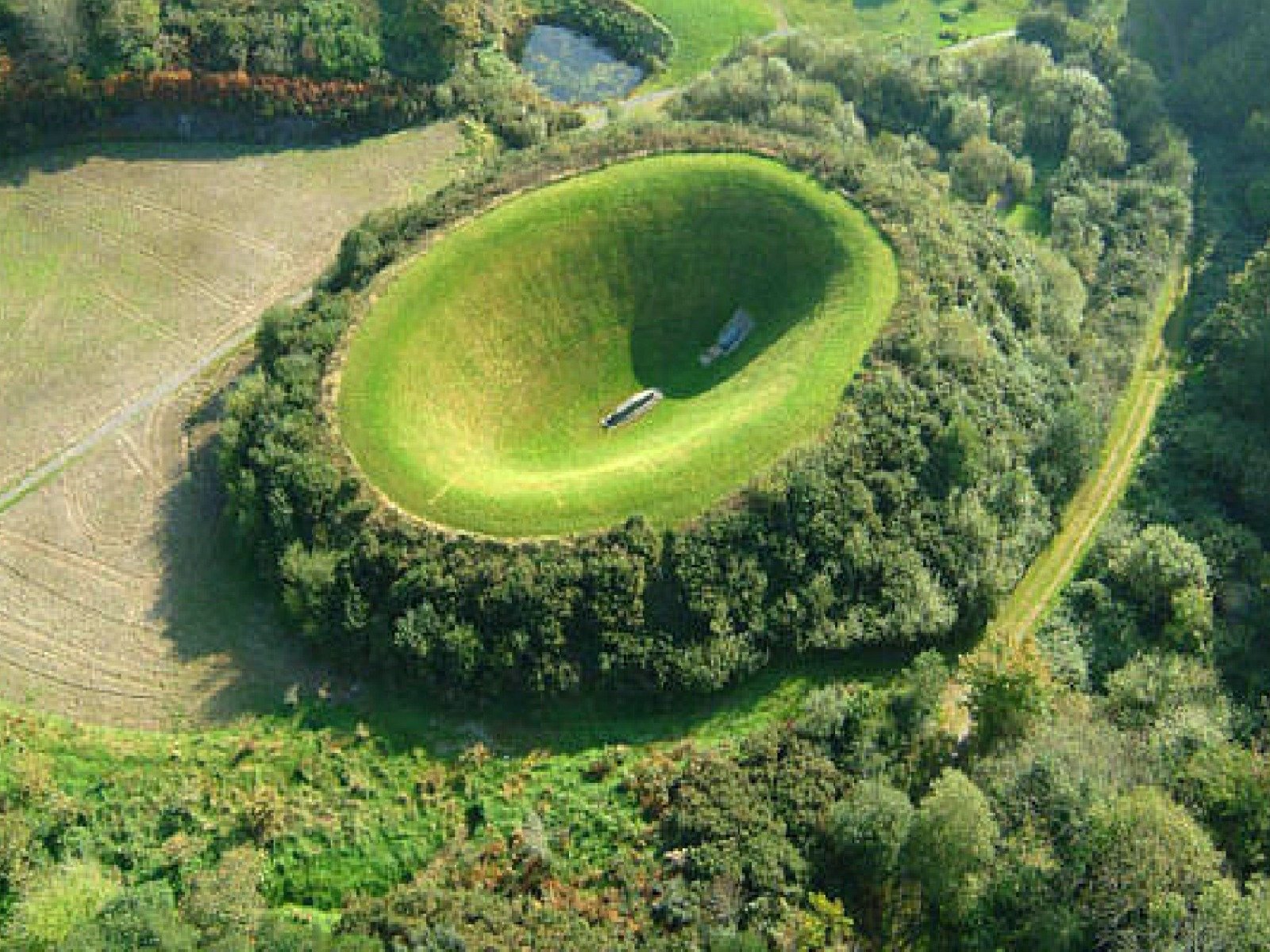 Интересные места природа. Небесный сад в кратере, Ирландия. Небесный сад Джеймса Таррелла. Кратер ирландского небесного сада. Кратер Лохнагар.
