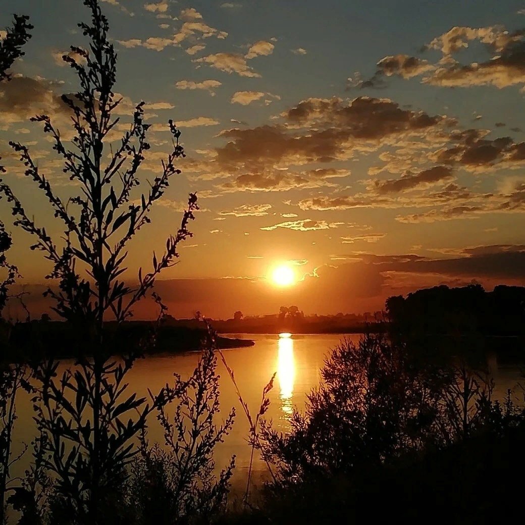 закат солнца на реке
