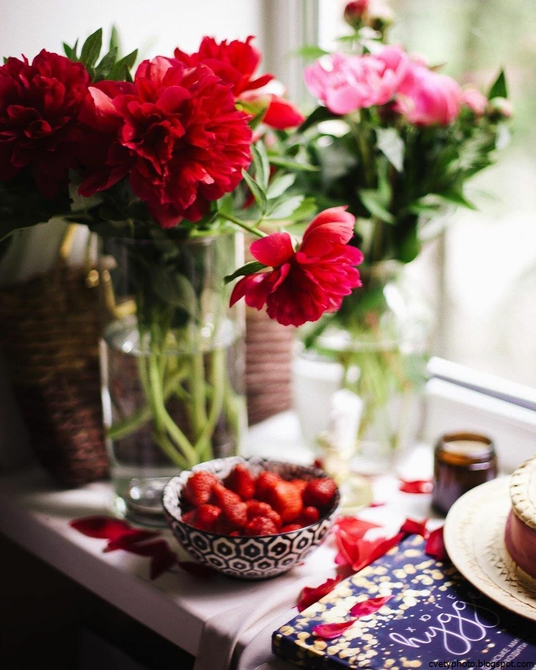 Много цветов на столе. Цветы на столе. Цветы на кухонном столе. Букет цветов на столе. Столик для цветка.