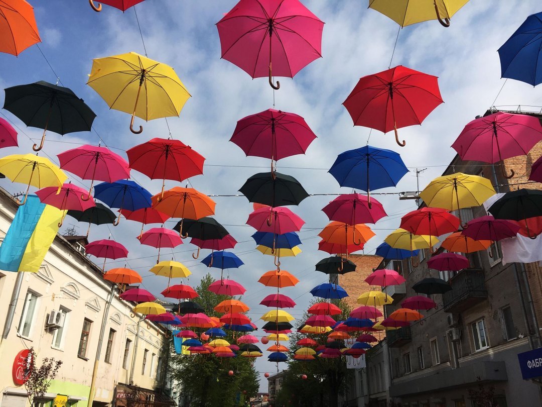 День разноцветных зонтиков