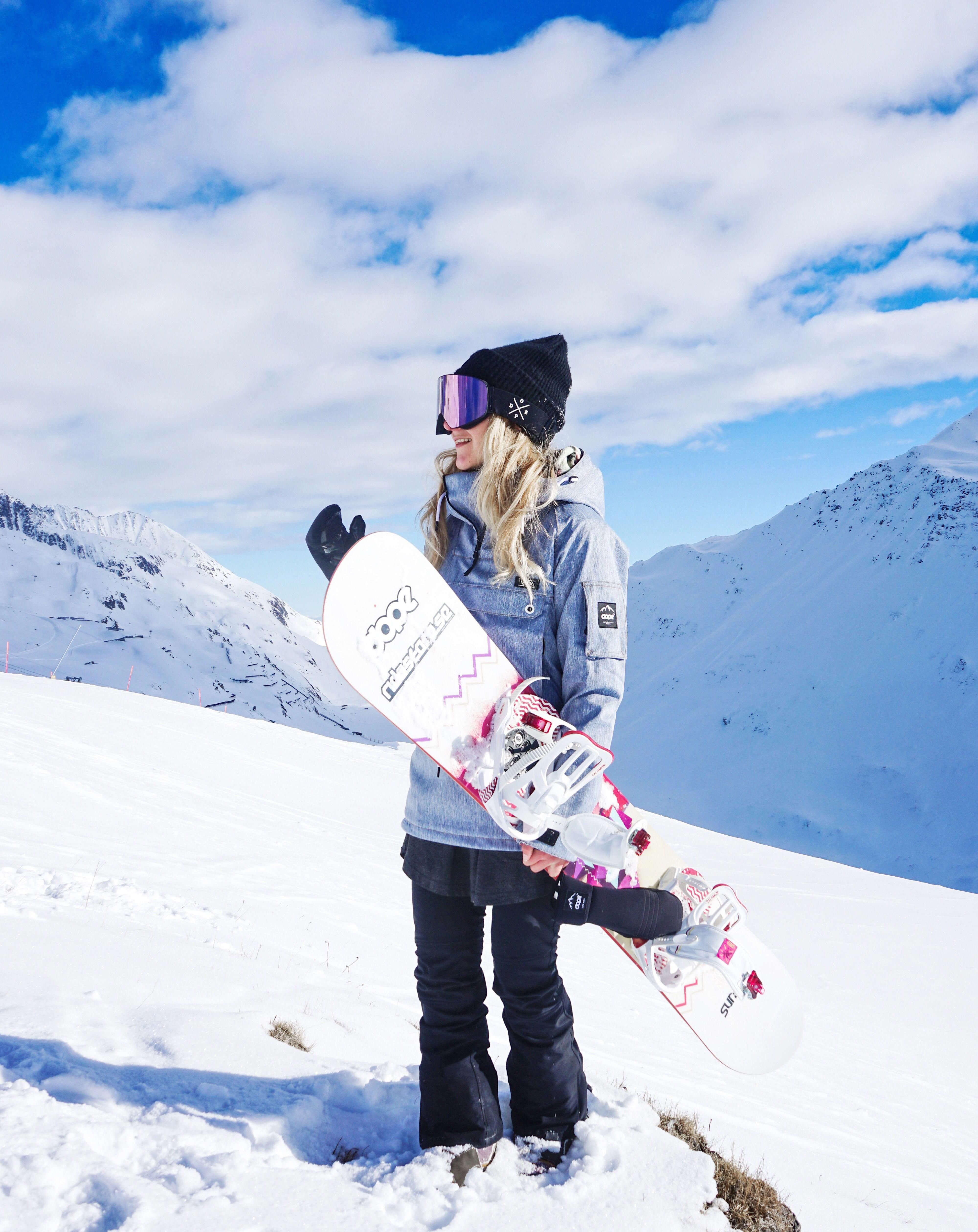 Ski trip. Девушка на сноуборде. Фотосессия со сноубордом. Стильная сноубордистка. Девушка сноубордист.