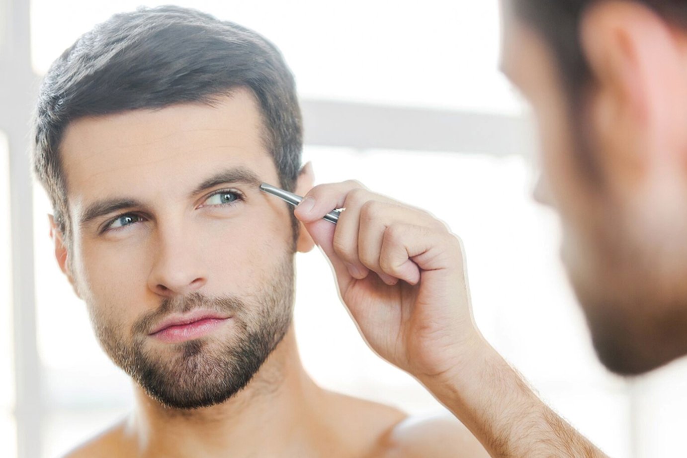 Мужчины делают брови