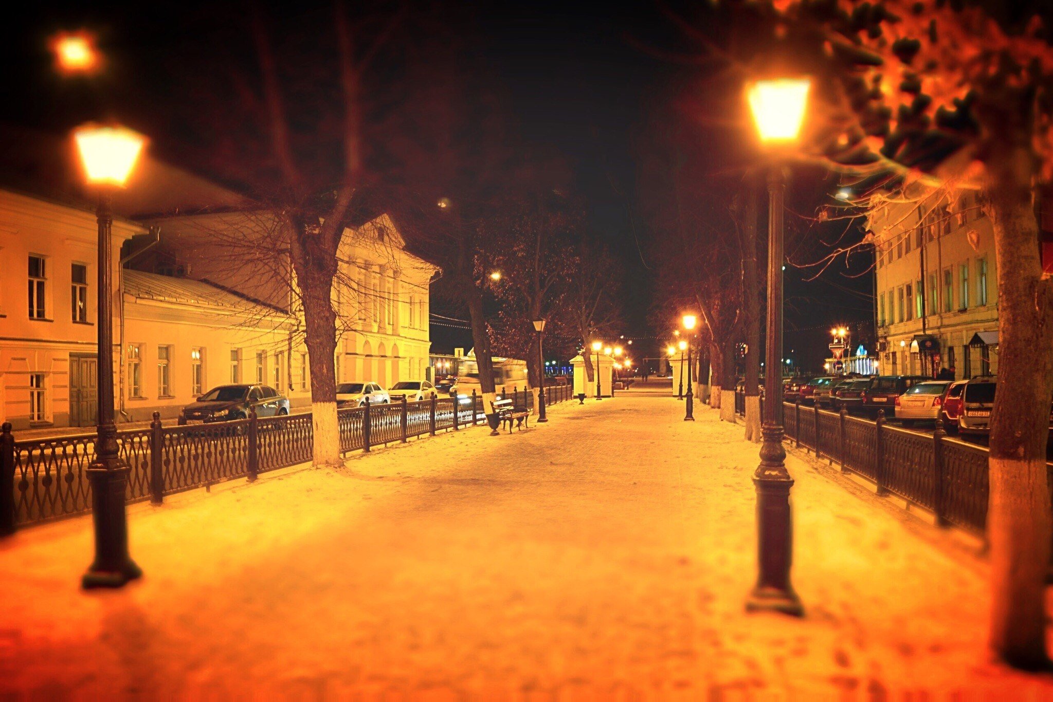 Улица ночью весной. Вечерняя улица. Улица ночью. Фонарь на улице. Вечерняя улица с фонарями.