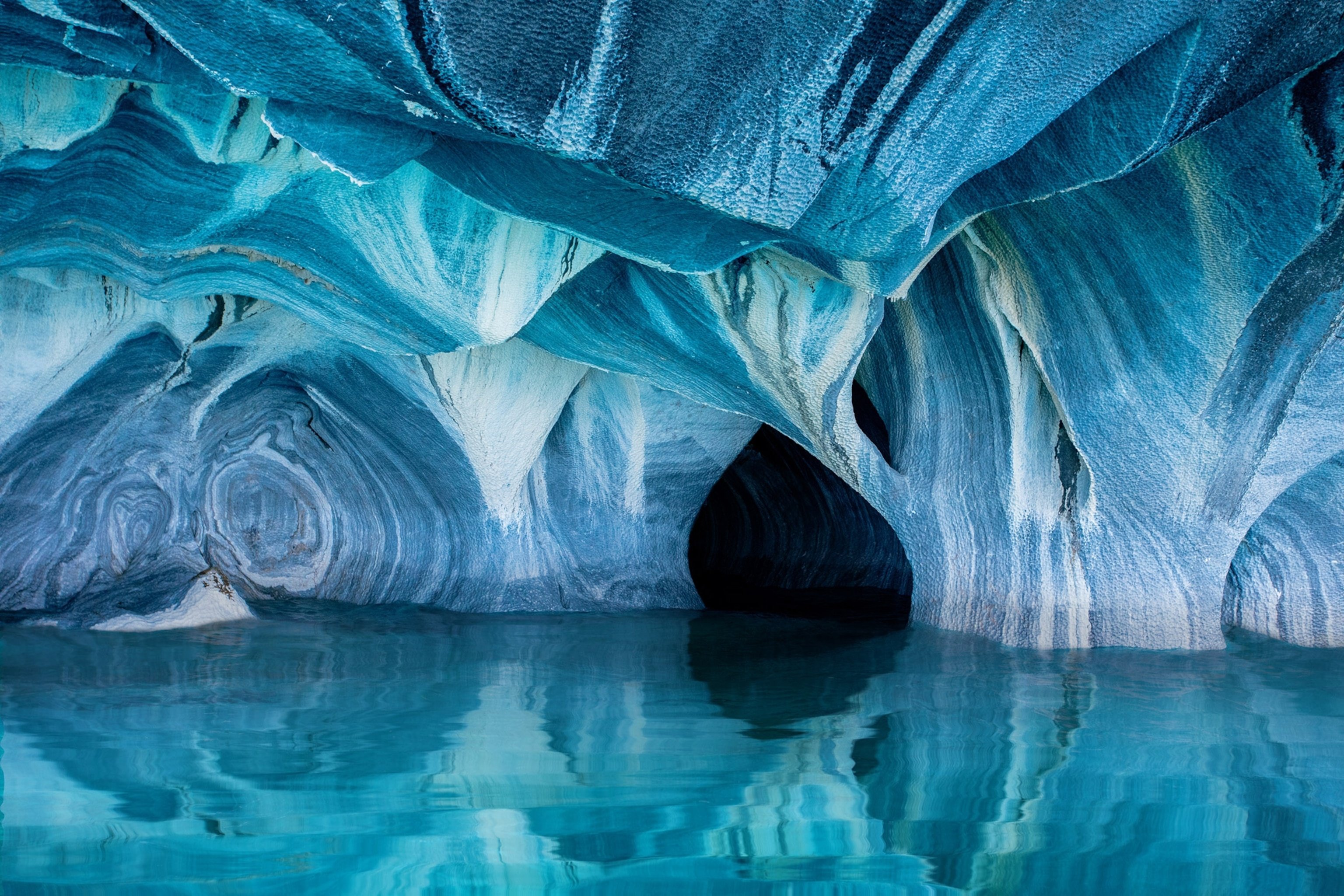 Географик. Мраморные пещеры Чиле-Чико, Чили. Мраморные пещеры Патагонии Чили. Озеро Хенераль Каррера. Мраморные пещеры Чили фото.