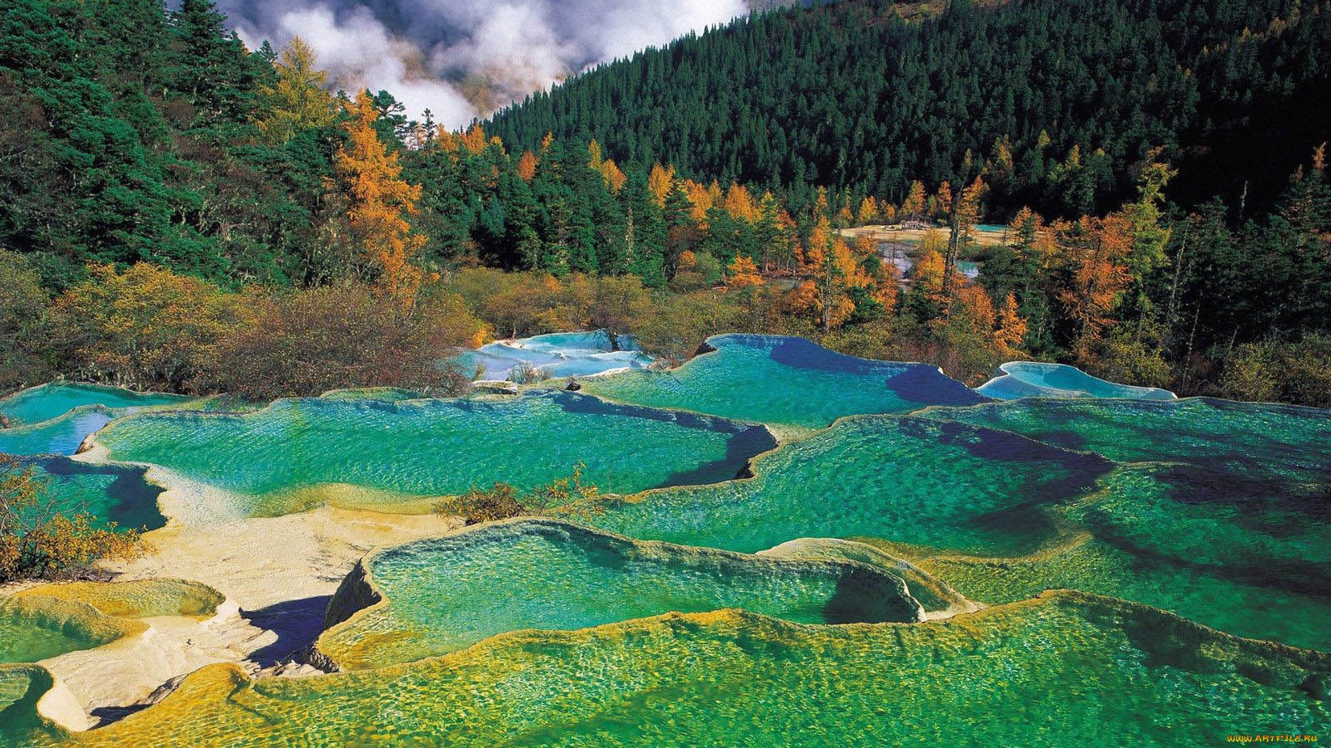 Самый красивый национальный. Долина Цзючжайгоу Китай. Национальный парк Хуанлун. Долина Хуанлун Китай. Бирюзовое озеро, национальный парк Цзючжайгоу, Китай.