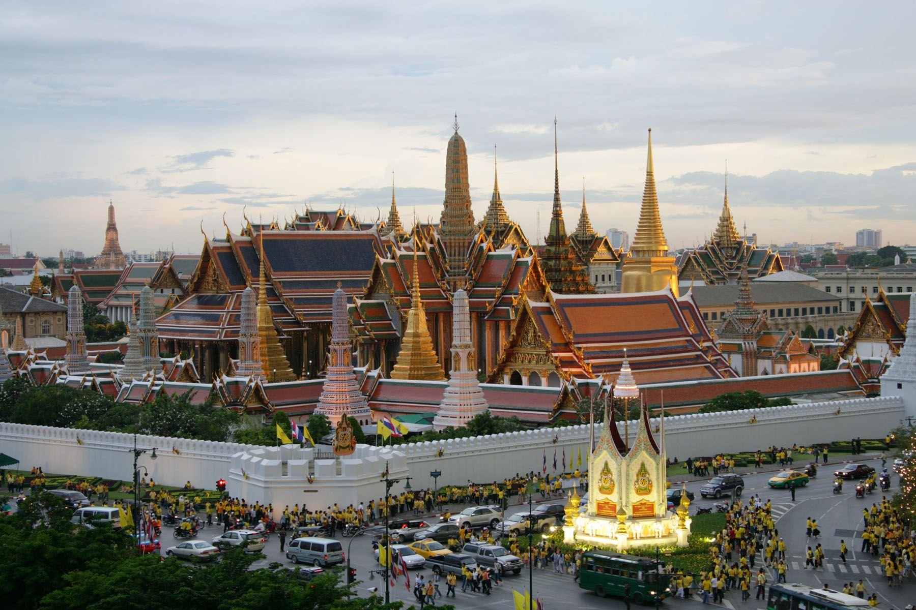 Как называется бангкок. Королевский дворец в Бангкоке. Большой Королевский дворец и храм изумрудного Будды в Бангкоке. Храм изумрудного Будды в Тайланде. Королевский дворец и храм изумрудного Будды (г. Бангкок).