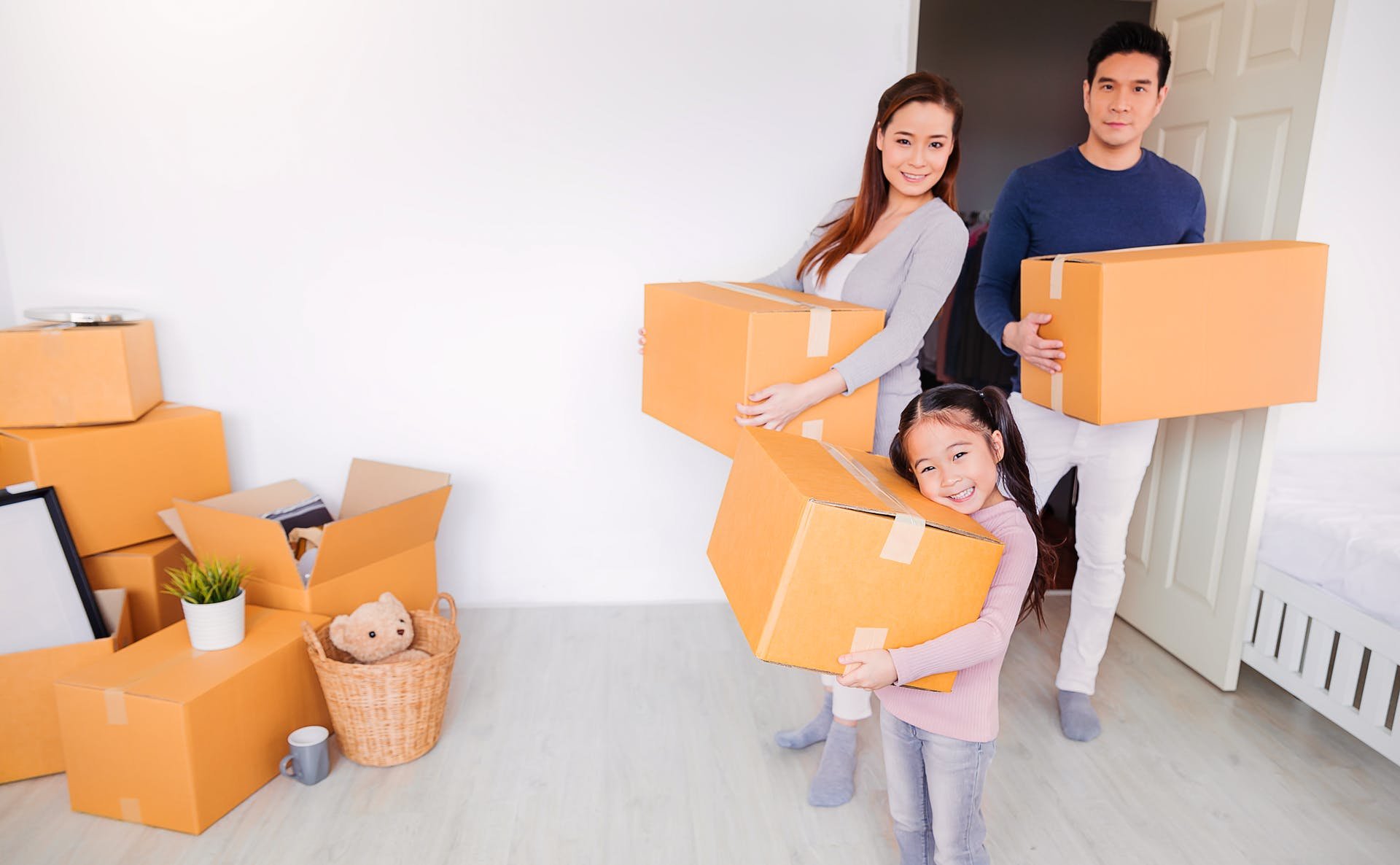 Какие дни переезжать в новую квартиру. Распаковка мебели. Переезд Shutterstock. Компания New Home. Moving to a New House.