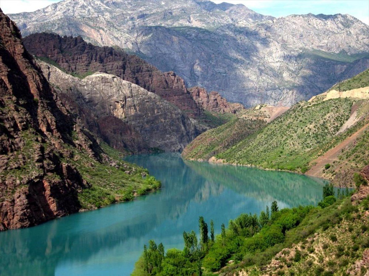 Киргизы страна. Природа Кыргызстана Сары Челек. Озеро Сары Челек. Горы Иссык-Куль Киргизия. Ферганская Долина природа.