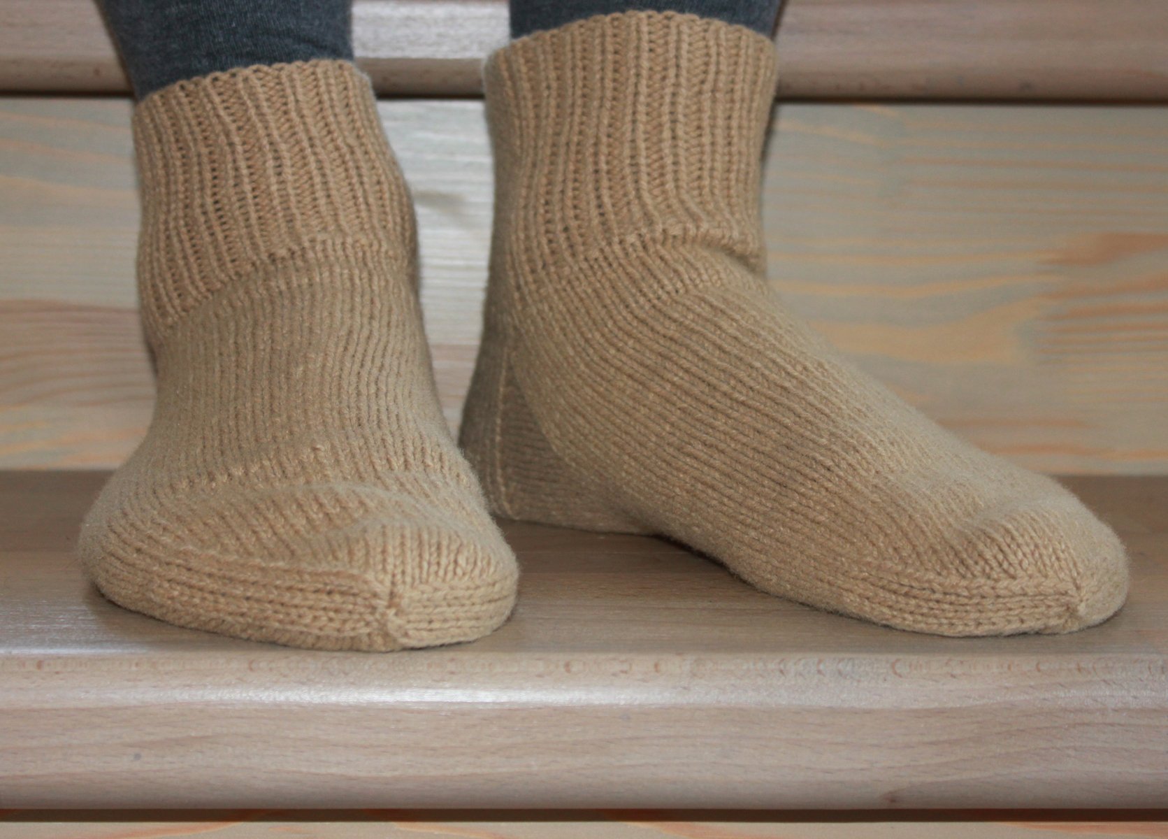 Виды пяток носка. Вязаные носки. Оригинальные носки спицами. Вязаные носки спицами. Красивые мужские носки спицами.