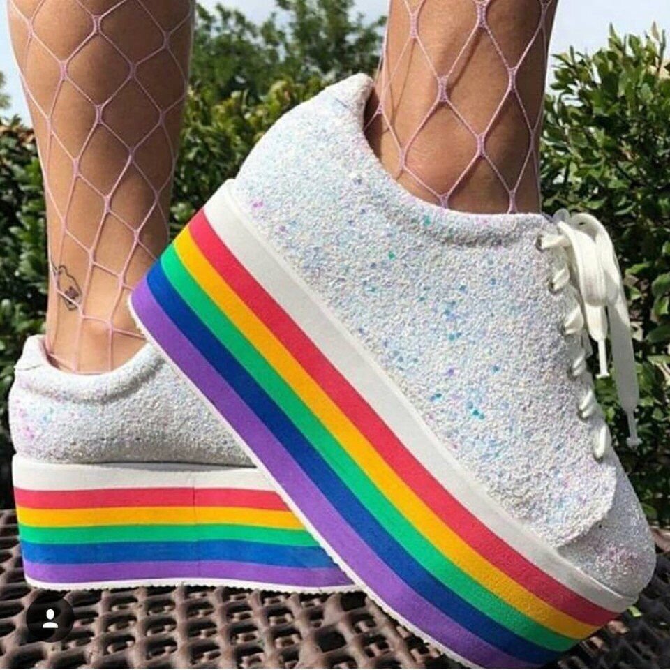 Яркая подошва. Обувь Rainbow platform Shoes. Разноцветная обувь. Разноцветные кроссовки. Радужные кроссы.