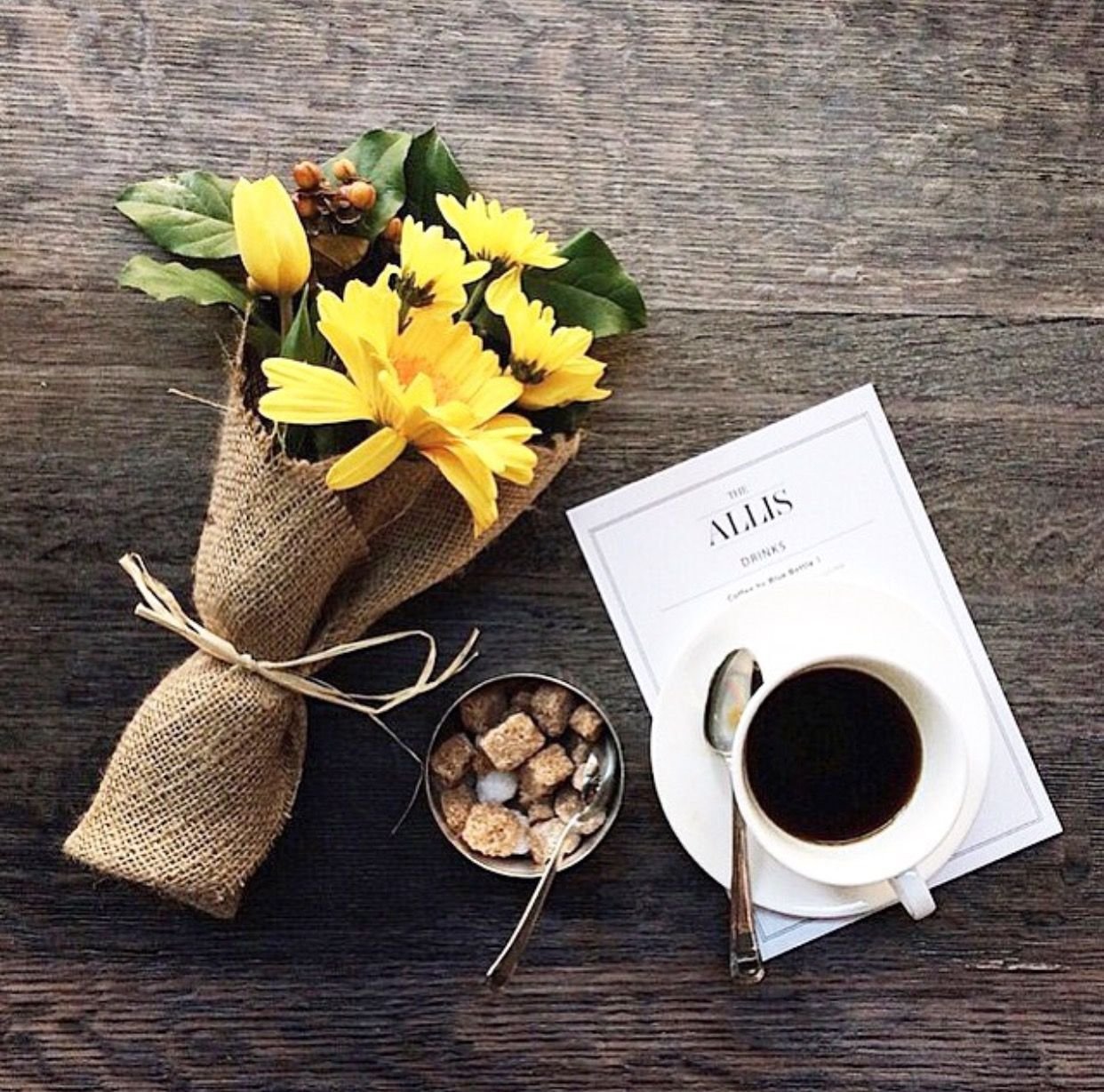 Картинки хорошего дня с кофе. Стильные пожелания с добрым утром. Кофе и цветы. Хорошего дня с пожеланиями стильные. Стильные открытки с добрым утром.