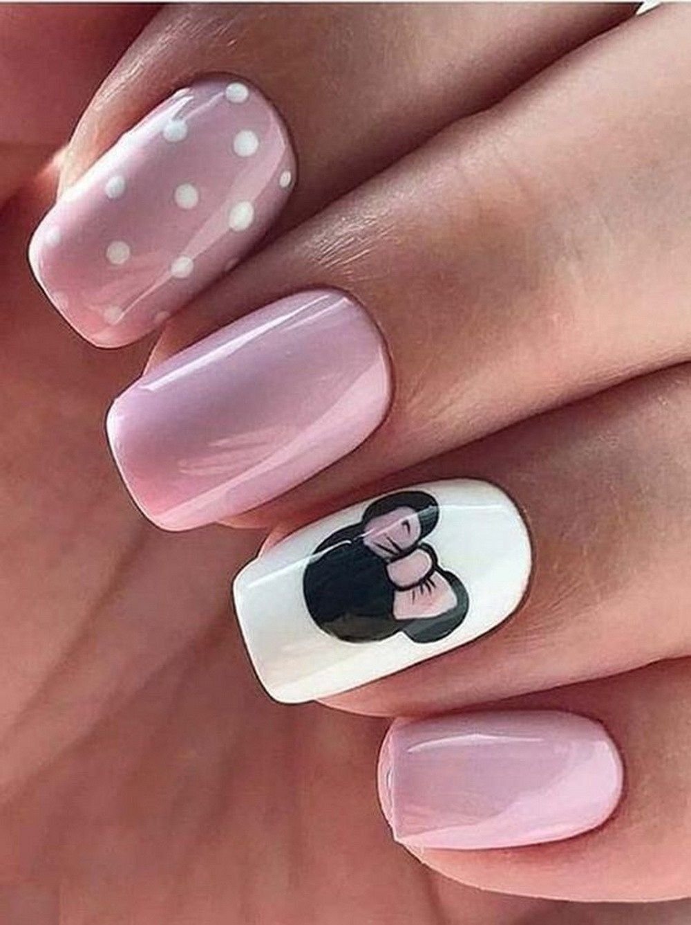 Дизайн ногтей мило. Маникюр Микки Маус 2022. Маникюр Микки Маус розовый. Маникюр для девочек. Маникюр для подростков.