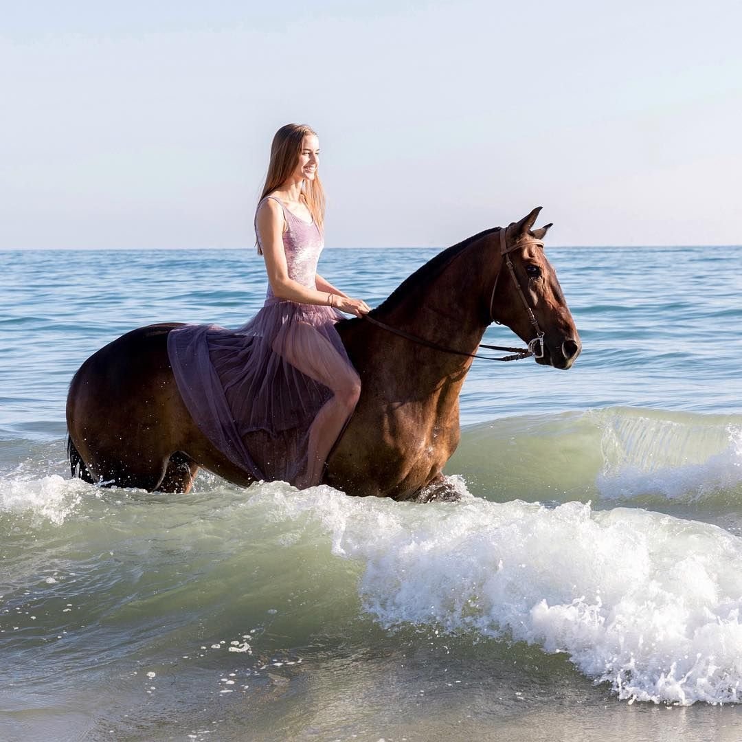 Реет верхом реет низом. Девушка на коне верхом. Фотосессия с лошадьми. Красивая фотосессия с лошадью. Девушка с лошадью.