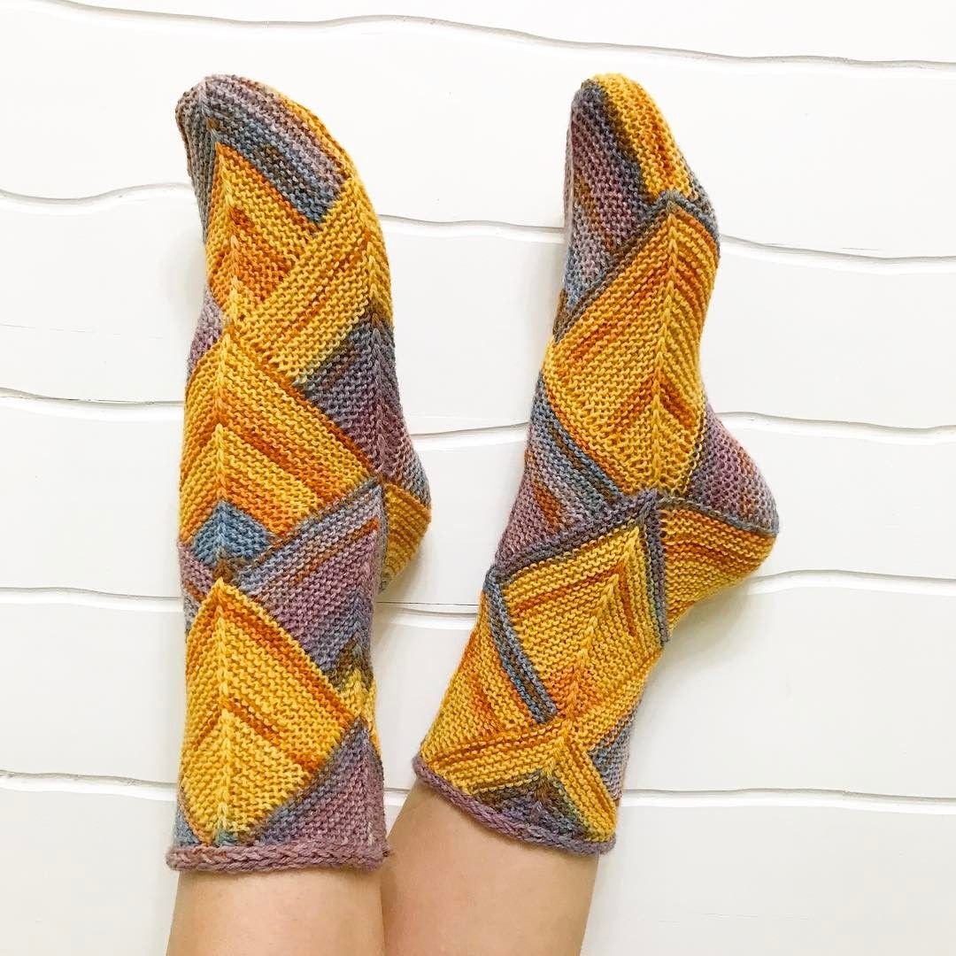 Красивые двухцветные носки спицами
