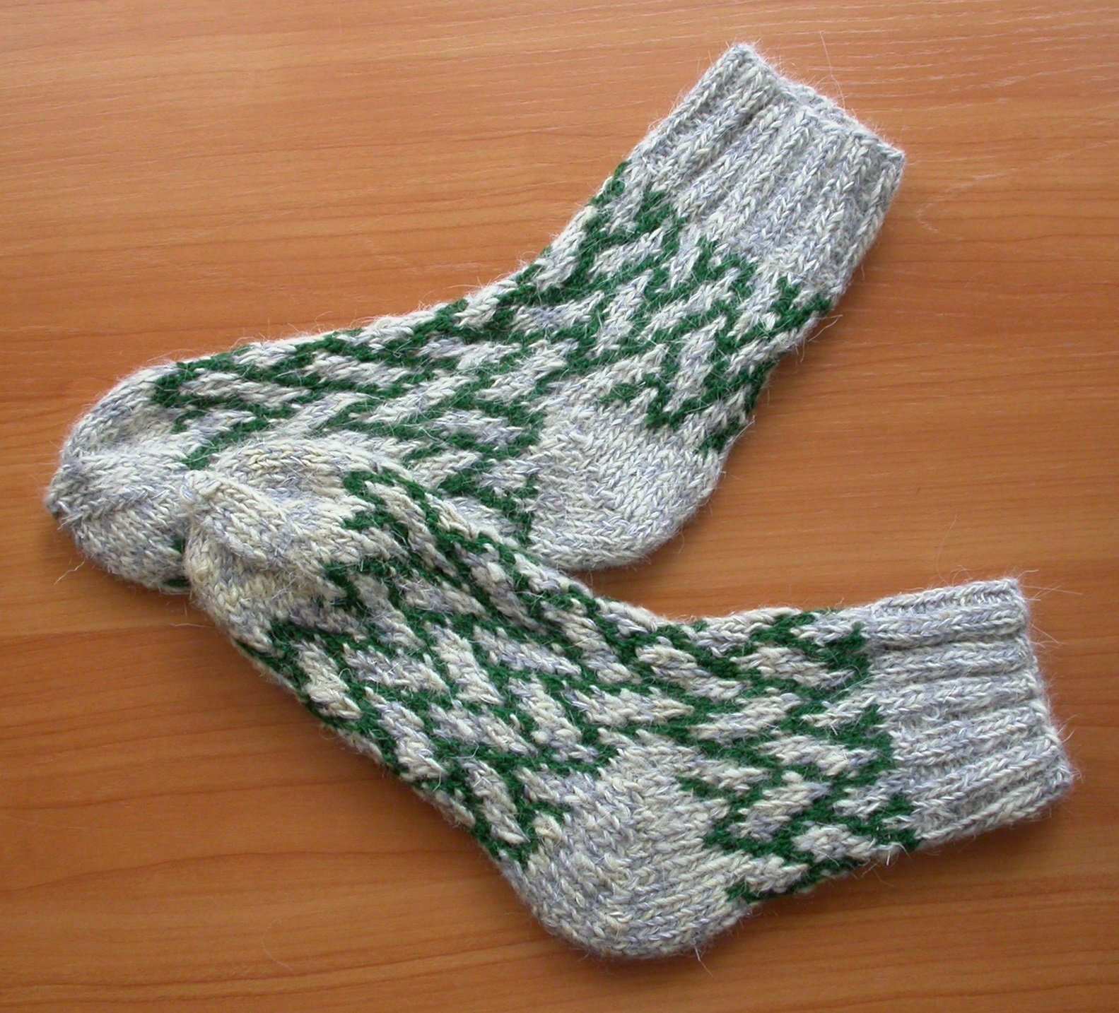 Носочки узор. Вязаные носки. Оригинальные вязаные носки. Вязаные носки двухцветные. Носки детские вязаные.