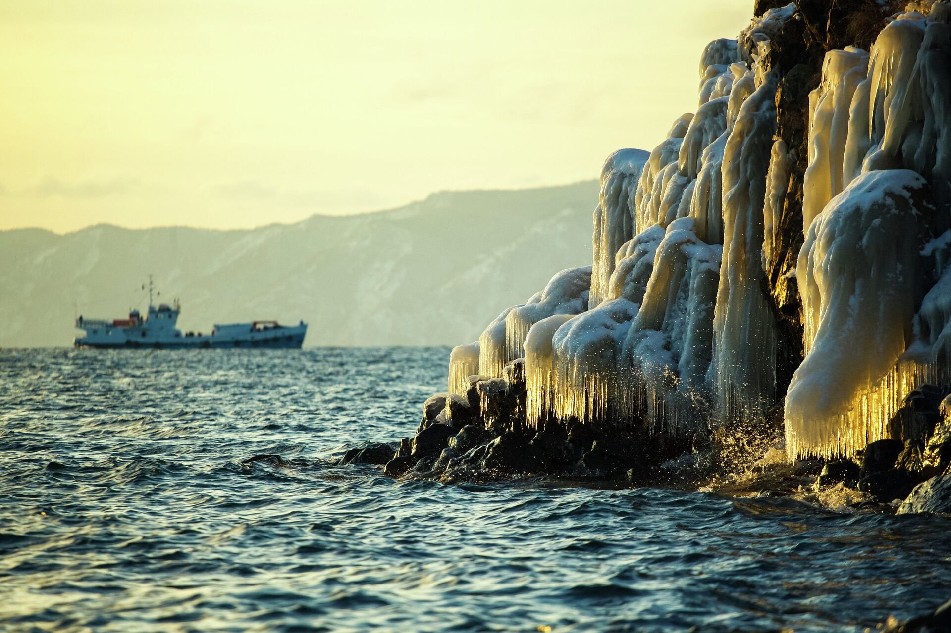 Уникальный мир байкала. Озеро Байкал. Окрестности озера Байкал. Неповторимый Байкал. Байкал фото.