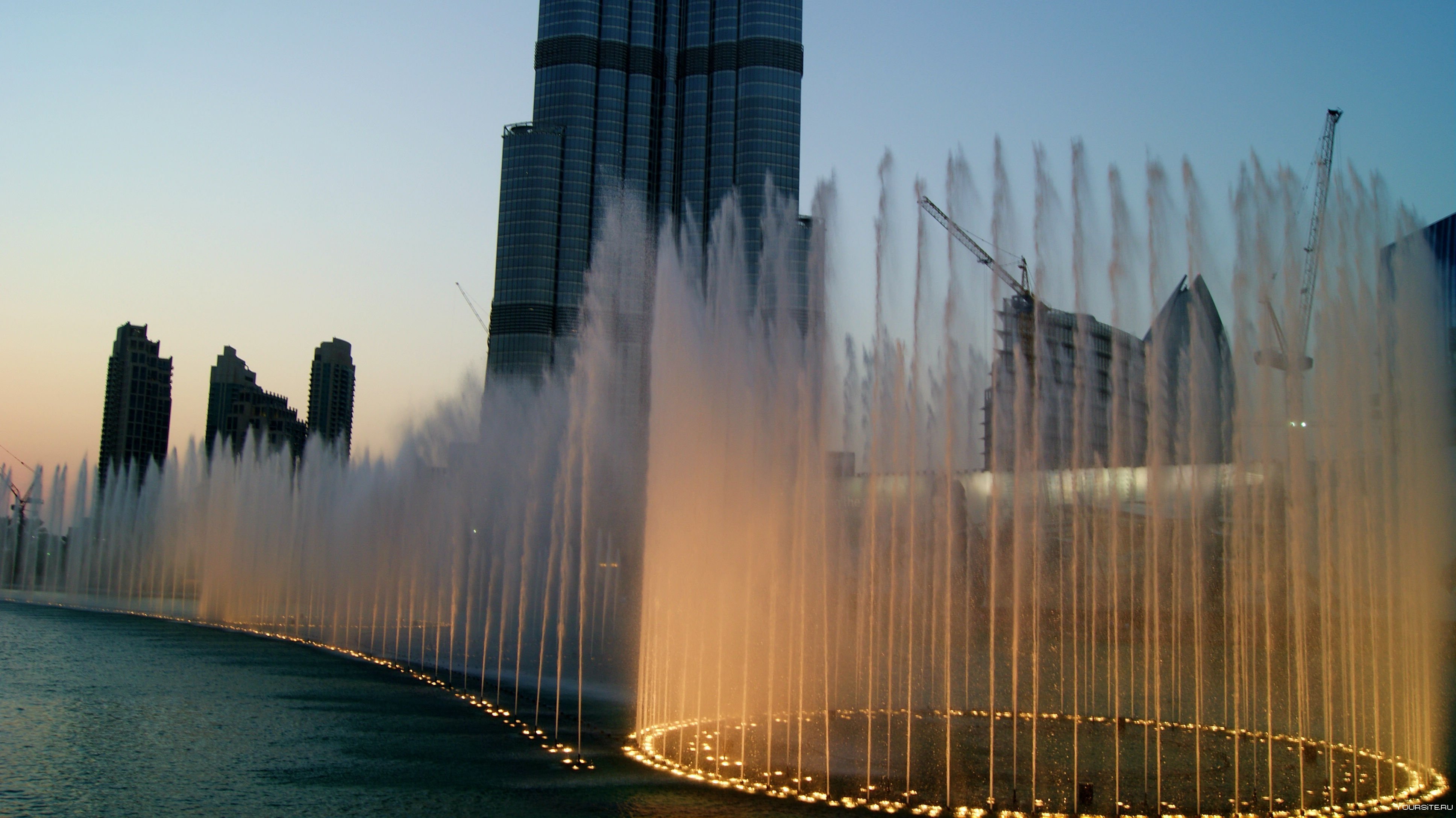 Достигают 150 метров. Поющие фонтаны Бурдж Халифа. Дубай фонтаны Бурдж Халифа. Дубай Молл фонтан Бурдж Халифа. Фонтаны около Бурдж Халифа.