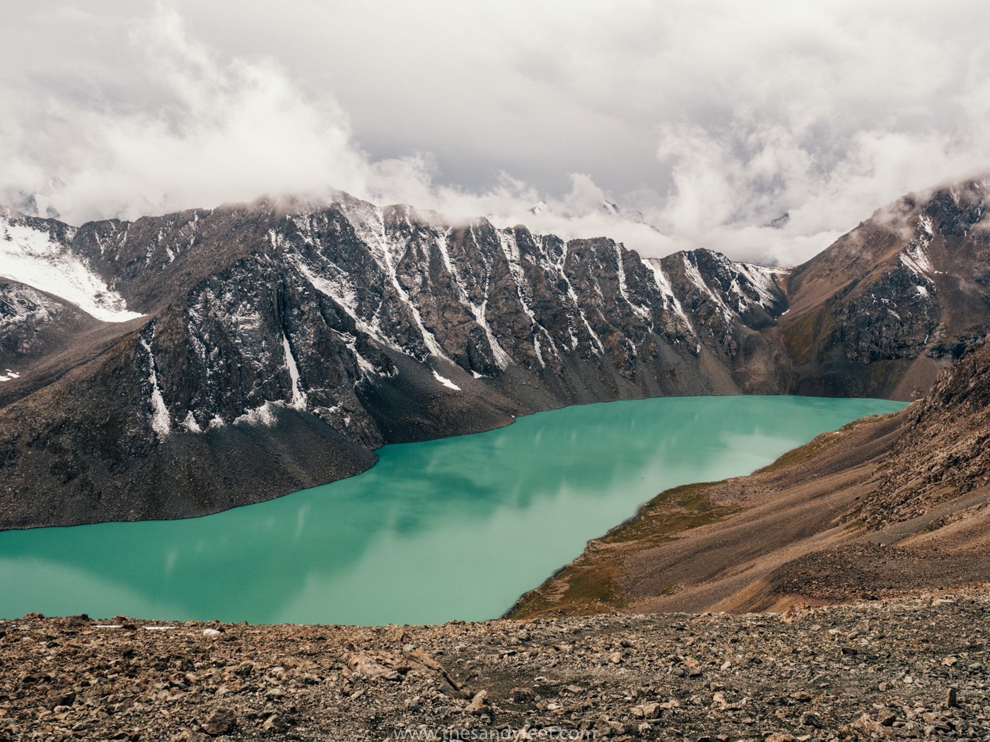 Ала кола. Озеро ала Куль Киргизия. Алакол озеро Киргизия. Киргизия ущелье Арашан. Киргизия горы Долина Арашан.