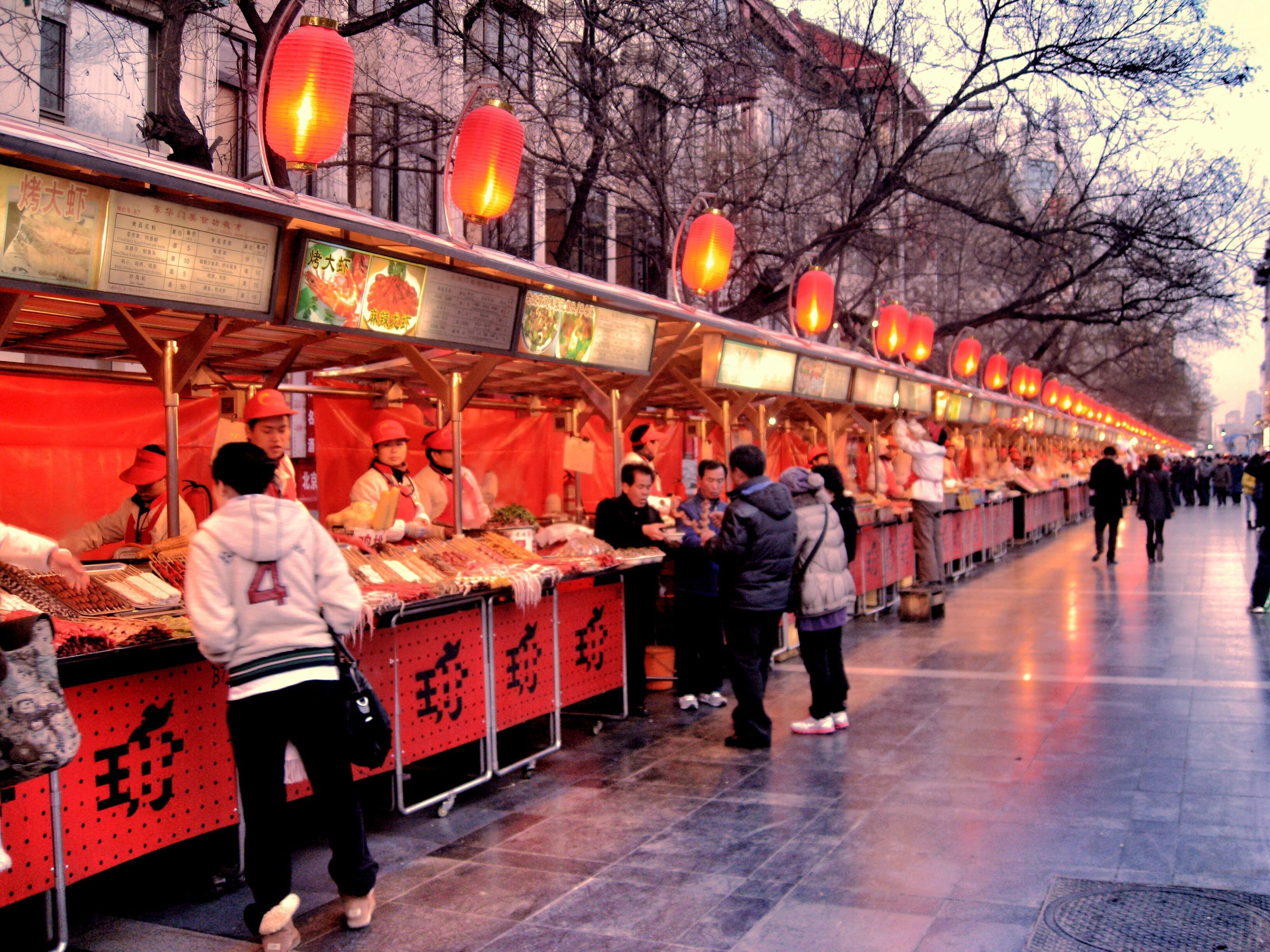 Пекин ночной рынок. Улица Ванфуцзин в Пекине. Уличная еда в Китае. Пекинская уличная еда.