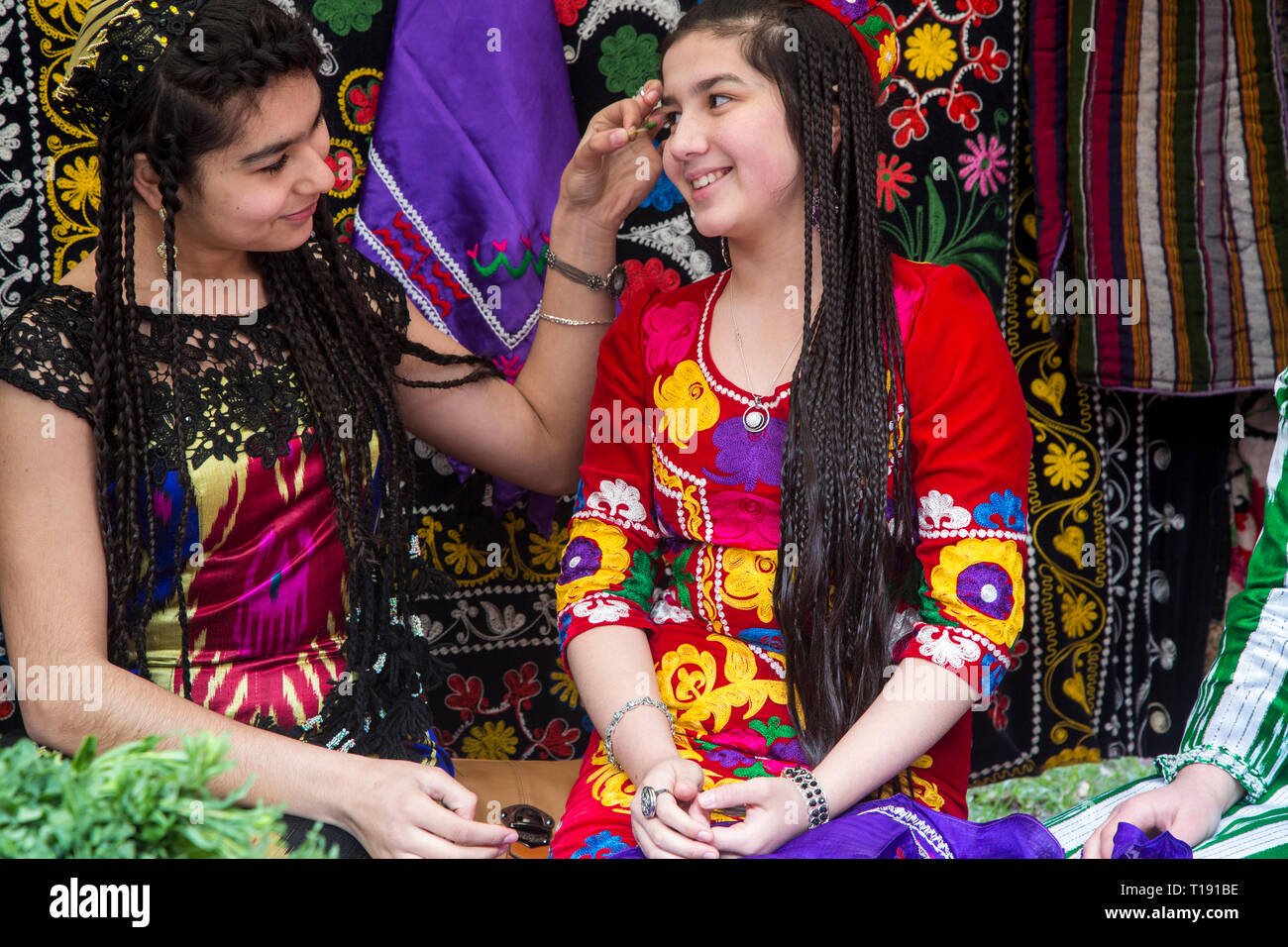 Таджикские полно. Культура Таджикистана. Таджикские девушки. Таджикские платья. Узбекские национальные платья.