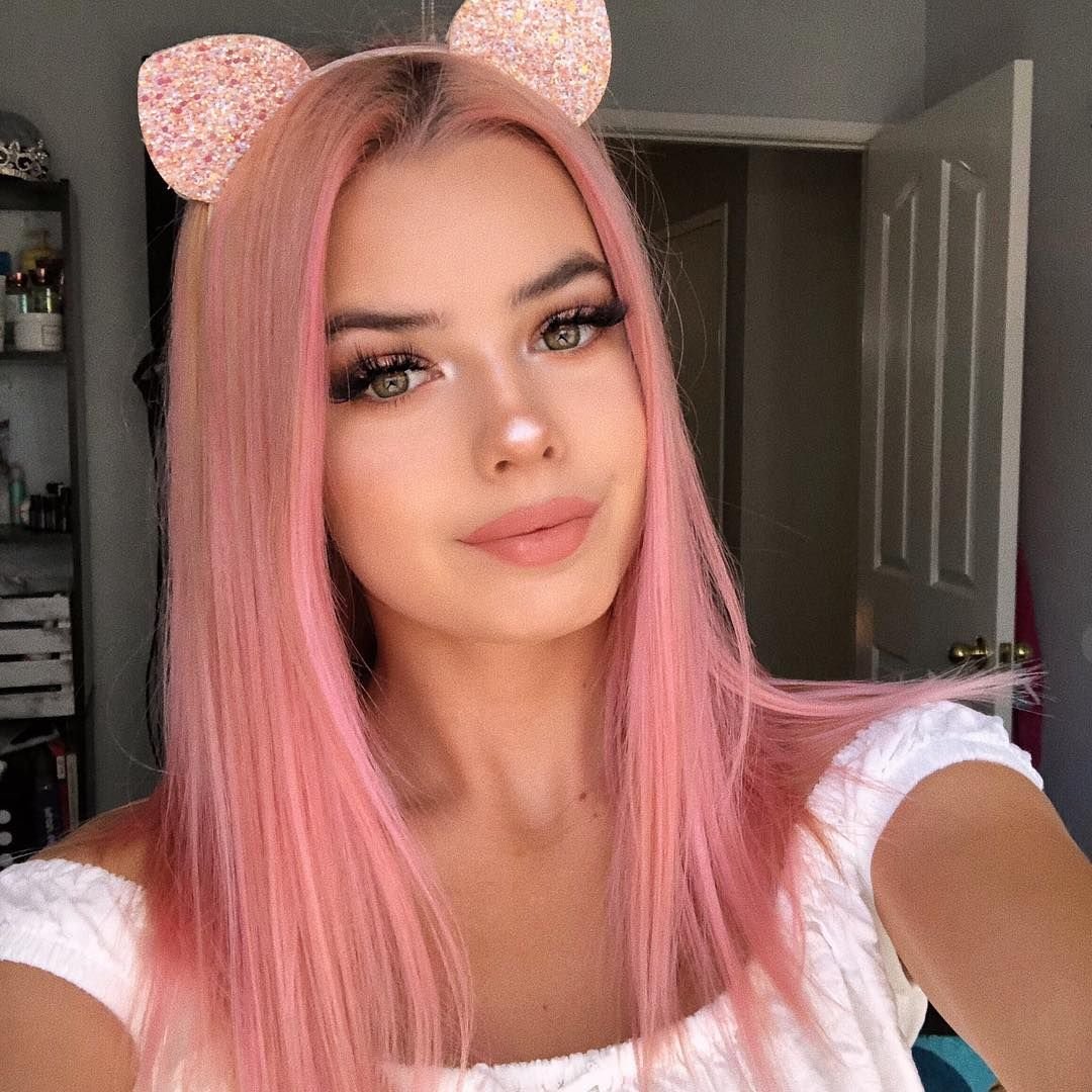 Блогерша с розовыми волосами