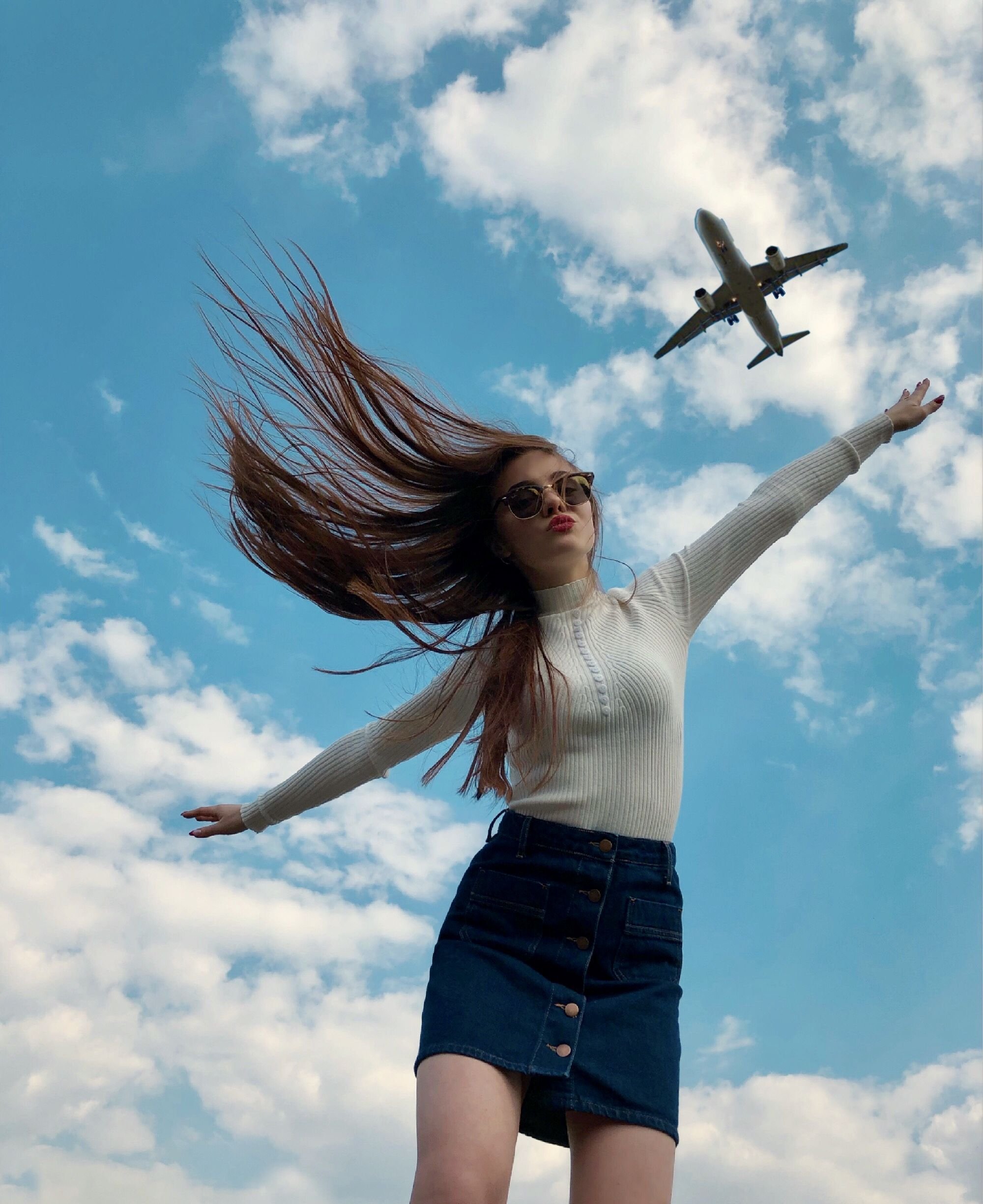Красивые девушки снизу. Девушка в самолете. Фотосессия с самолетом. Фотосессия небо. Девушка на фоне неба.