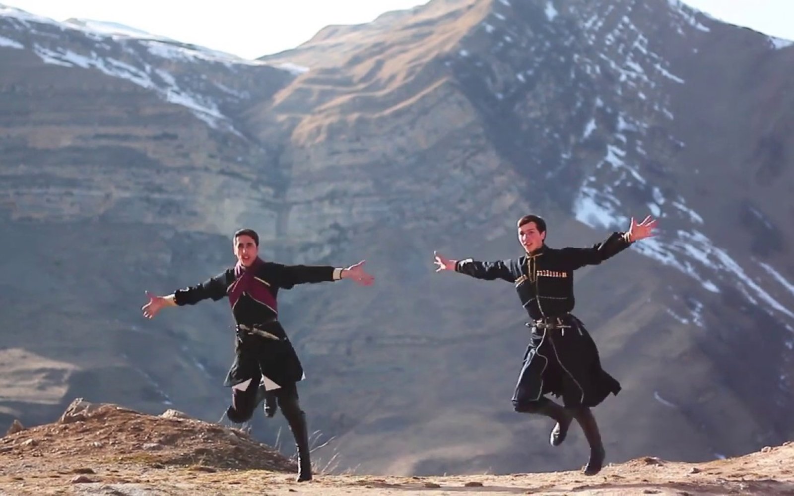 Танцующий грузин. Кусары горы. Грузин лезгинка. Кавказские танцы. Грузинский танец лезгинка.