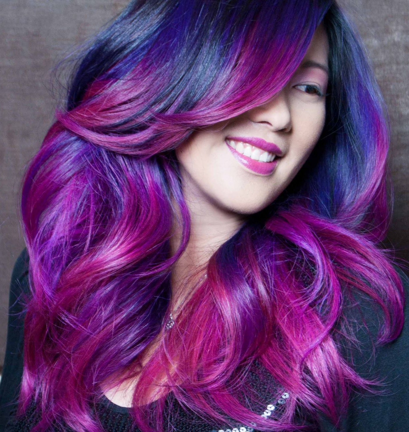 Окрашивание волос мода 2024. Разноцветные волосы. Фиолетовое окрашивание. Фиолетовое окрашивание волос. Яркие цвета волос.
