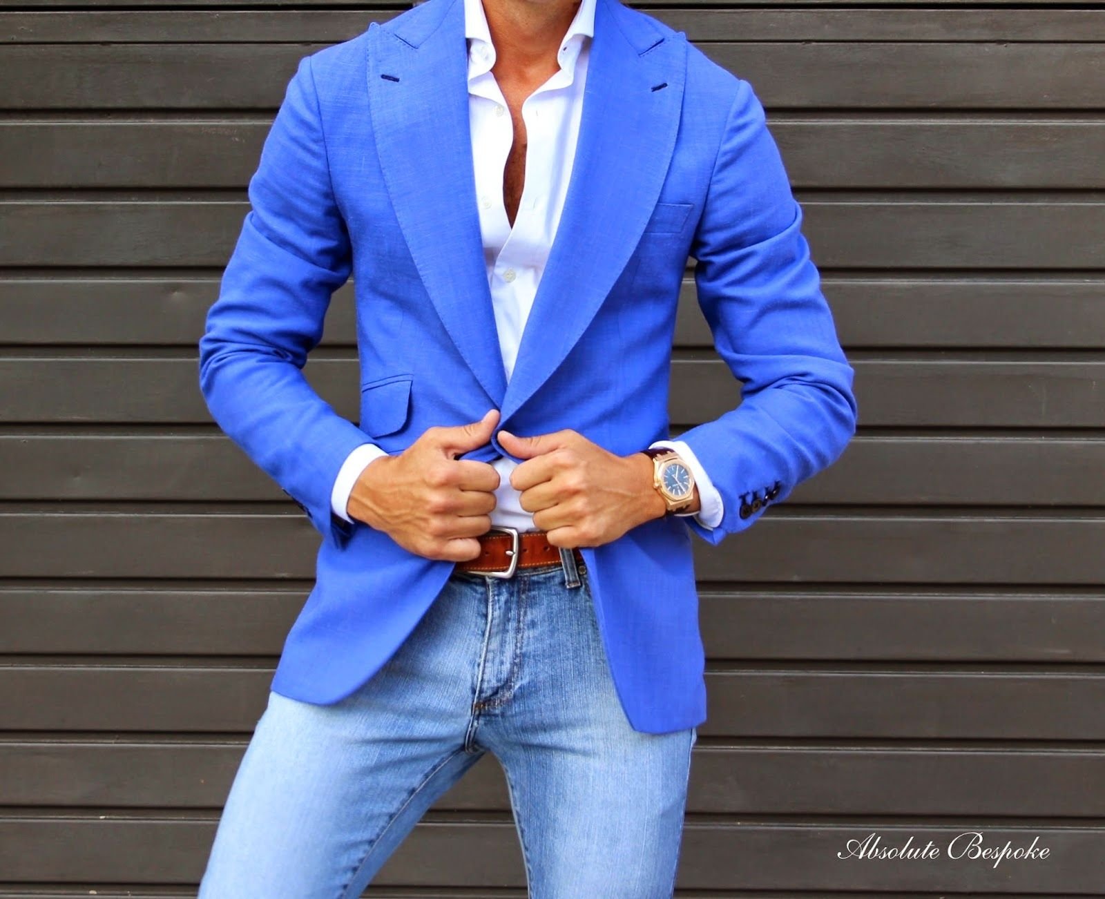 Летний синий костюм мужской. Голубой пиджак мужской. Красивый стильный мужчина. Стильный пиджак. Мужчина в голубом пиджаке.