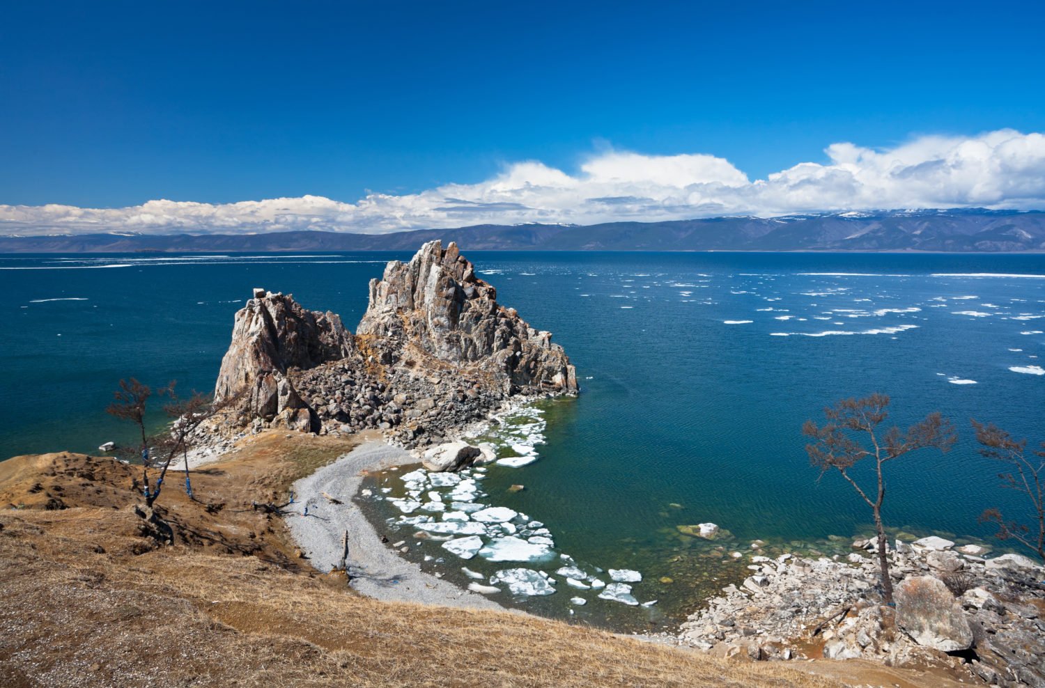 Озеро байкал знают во всем мире. Остров Ольтрек на Байкале. Озеро Байкал остров Ольхон. Мыс Бурхан скала Шаманка. Остров Ольхон на Байкале достопримечательности.