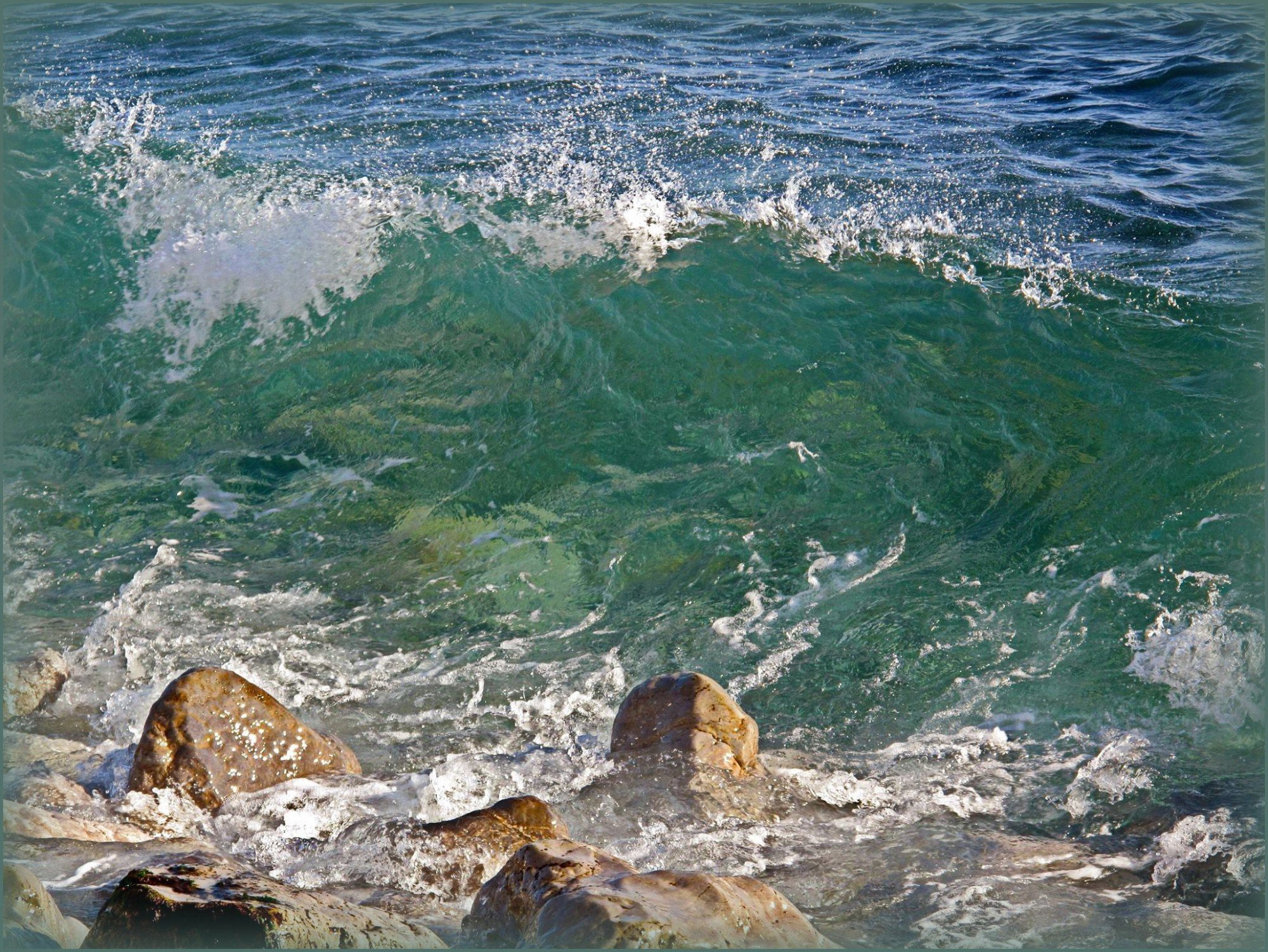 Морской прибой это. Морской Прибой Евпатория. Коктебель морской Прибой. Черное море Прибой.