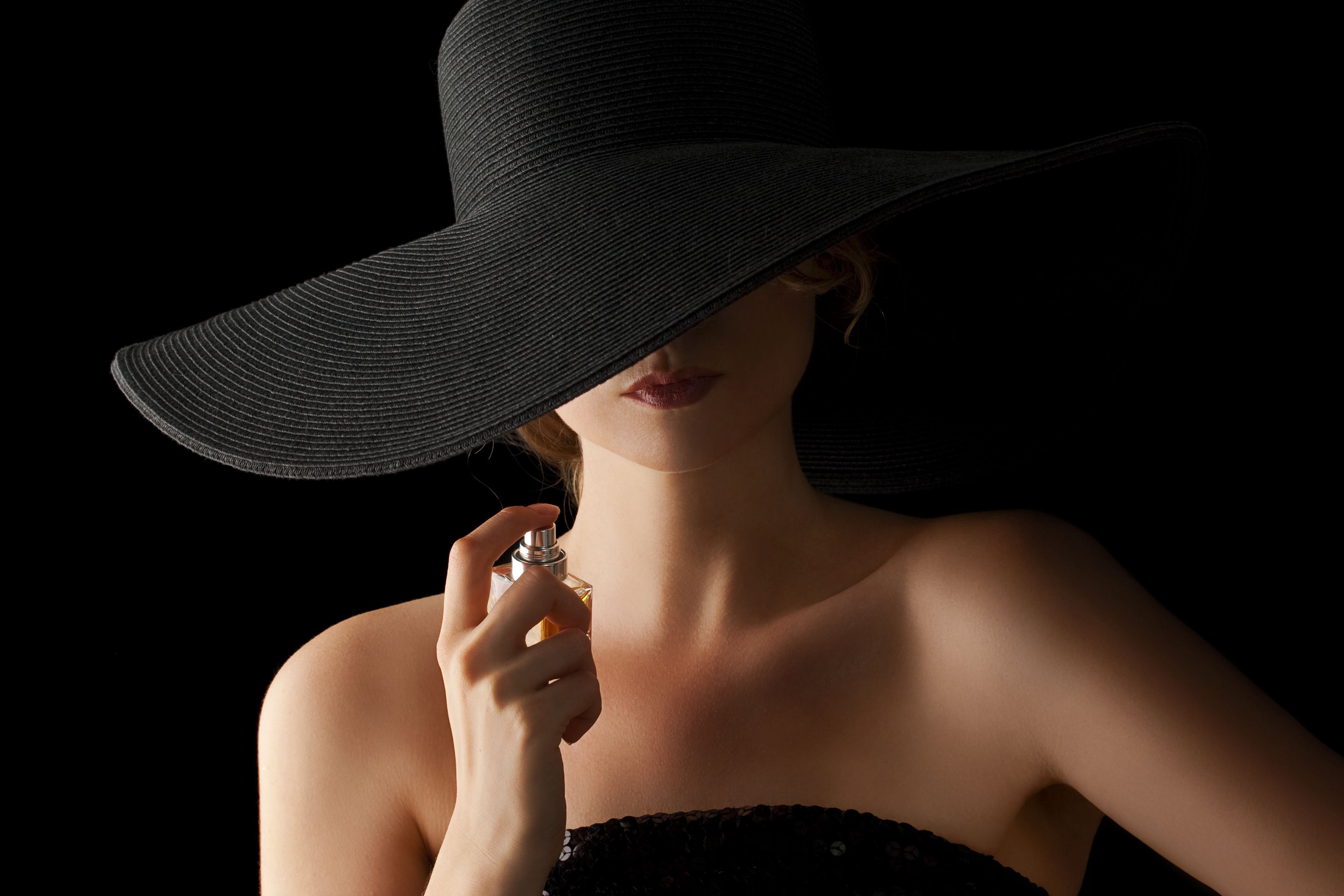 Картинки женские. Натали Портман в шляпе. Девушка в шляпе. Девушка в черной шляпе. Загадочная девушка в шляпе.