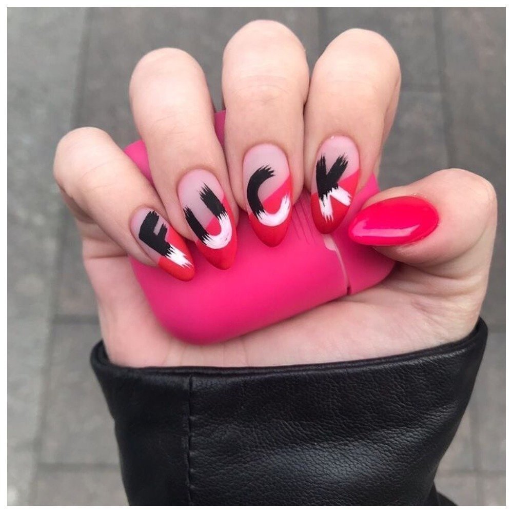Ярко розовый с черным дизайн ногтей