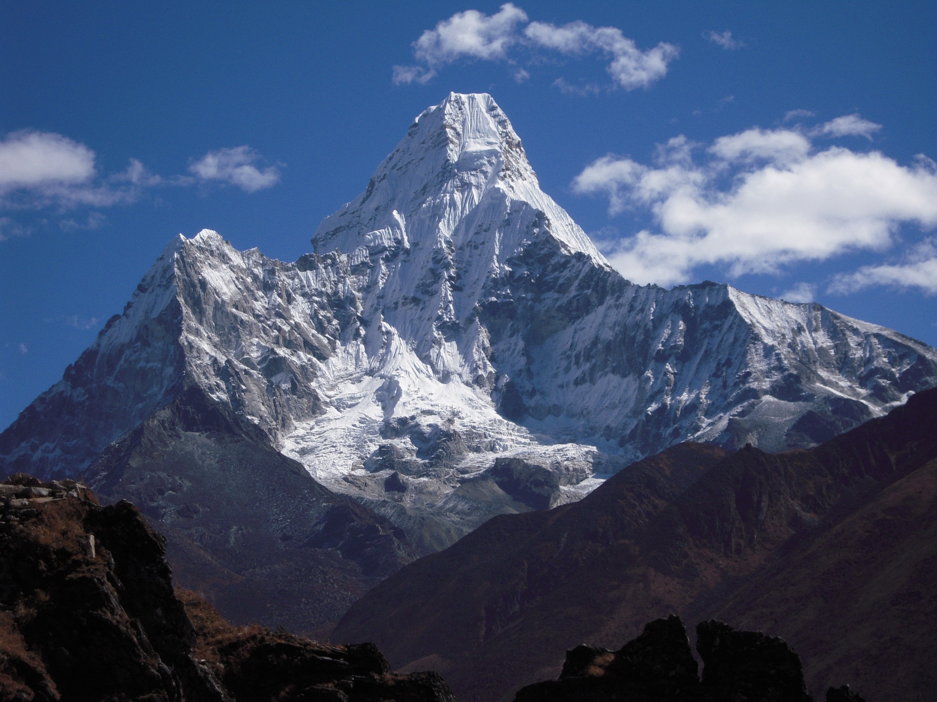 Какая гора занимает 2 место по высоте. Гора Эверест(Джомолунгма). Гималаи Эверест. Пик Джомолунгма. Вышина горы Эверест.